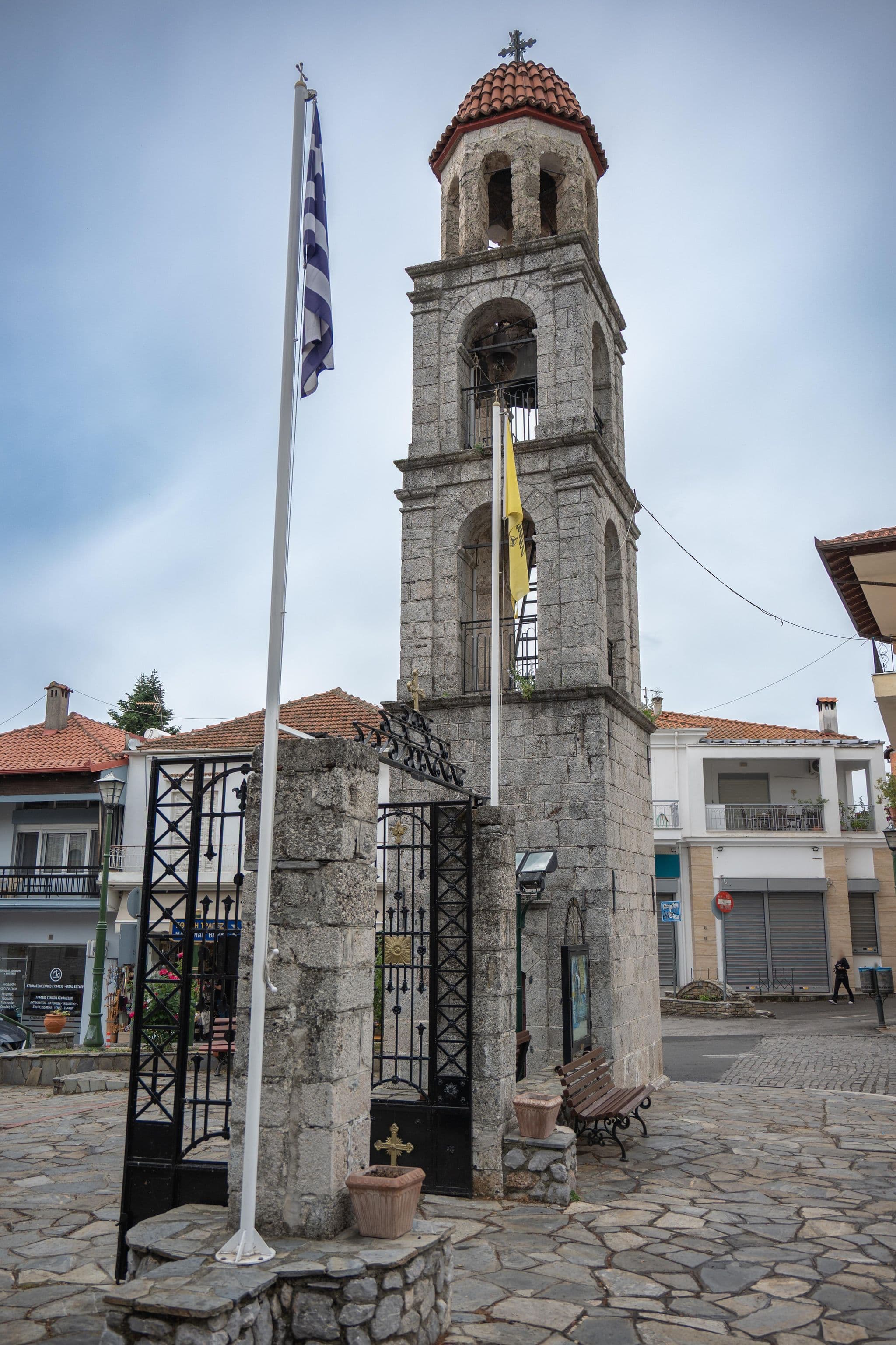 Street view near Ξενοδοχείο Ενιπέας, Litóchoro — © algirdasc (CC BY-SA · Mapillary)