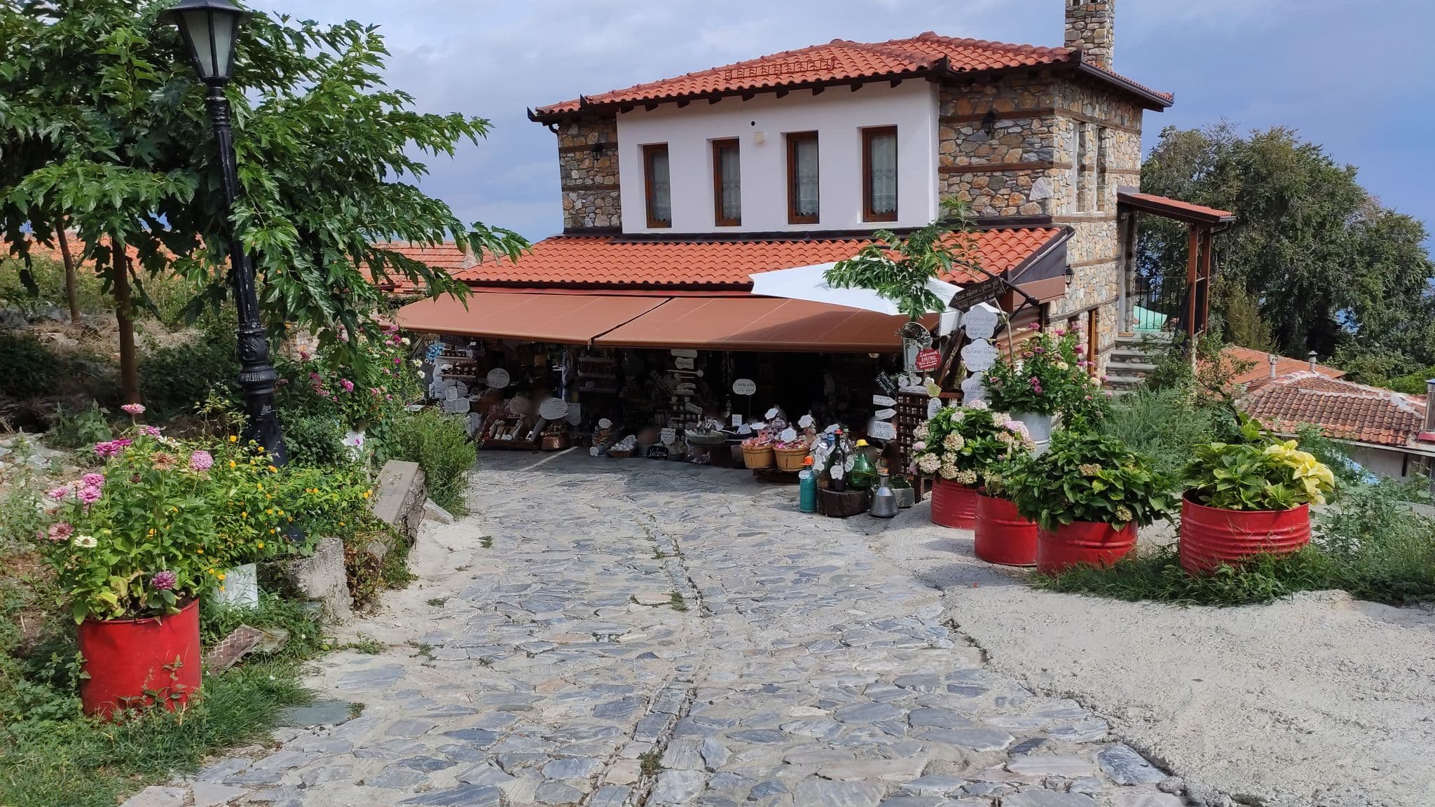 Street view near Guesthouse Klearchos, Aigáni — © dimitris_berry (CC BY-SA · Mapillary)