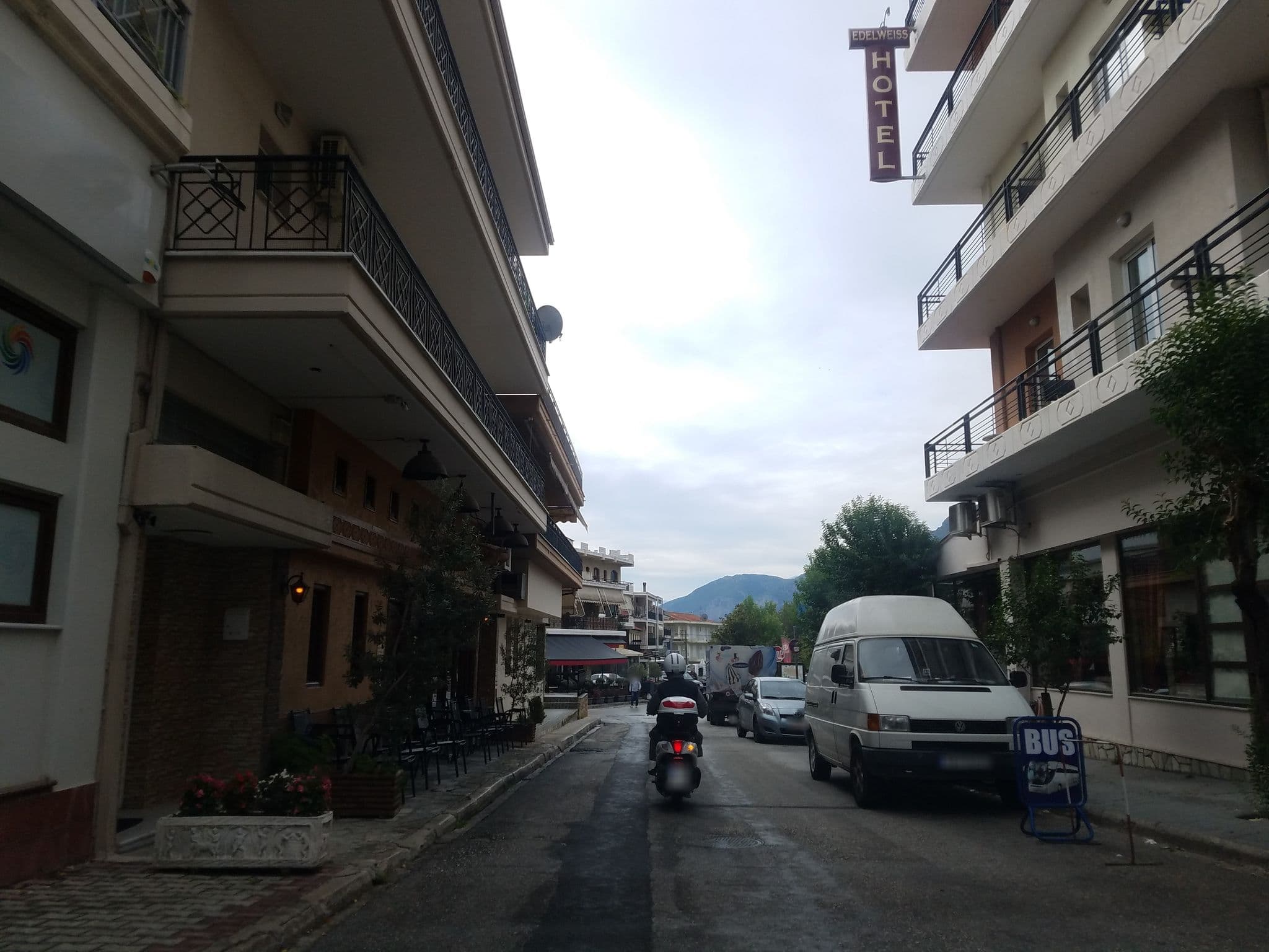Street view near Edelweiss Hotel, Kalampáka — © muthu (CC BY-SA · Mapillary)