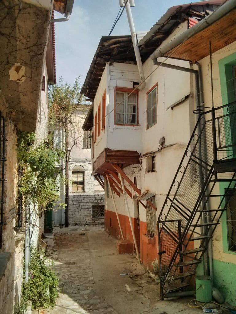 Street view near Ο Πλάτανος Στο Κάστρο (Platanos traditional hotel), Ioánnina — © janvanbekkum (CC BY-SA · Mapillary)