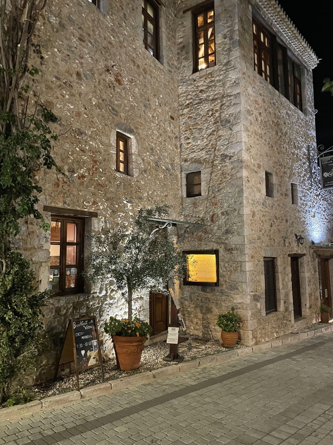 Street view near Αρχοντικό Χατζηπαναγιώτη, Leonídio — © Zoomicon (CC BY-SA · Mapillary)