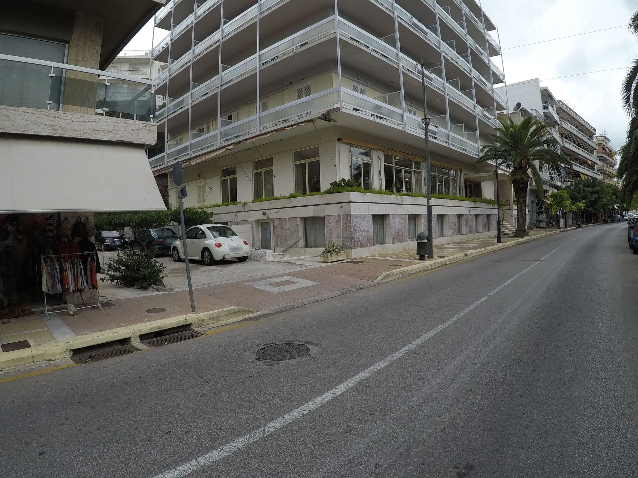 Street view near Loutraki's Park Hotel, Loutráki — © eneerhut (CC BY-SA · Mapillary)