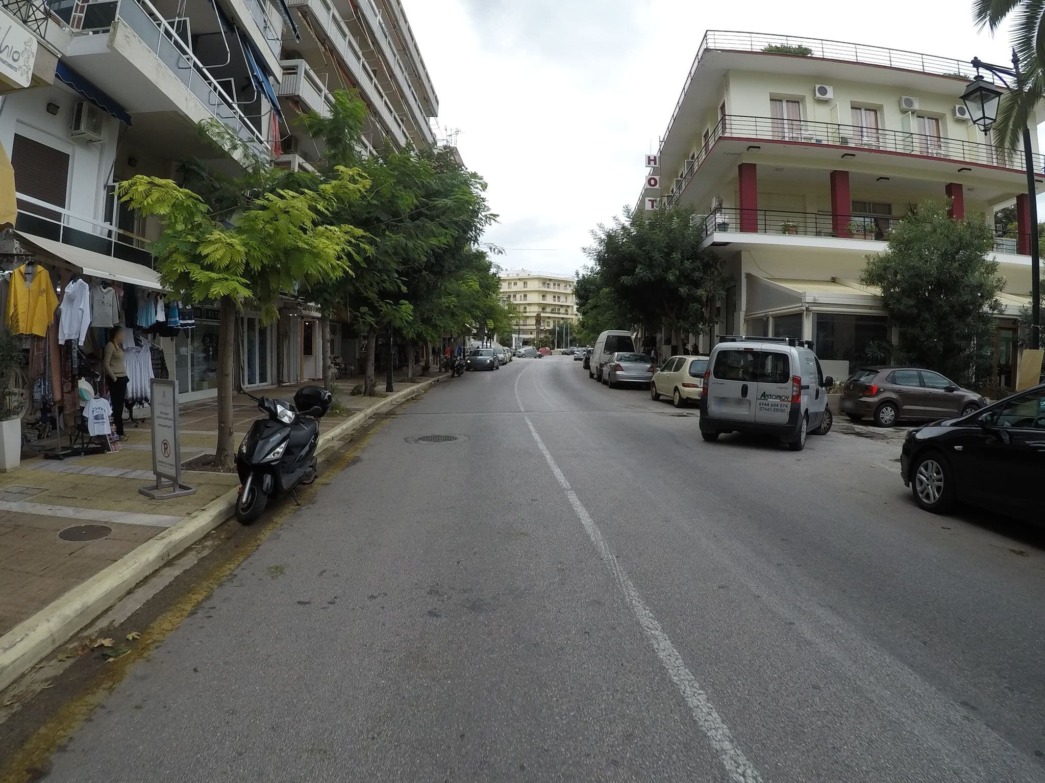 Street view near Akti Hotel Λουτράκι, Loutráki — © eneerhut (CC BY-SA · Mapillary)