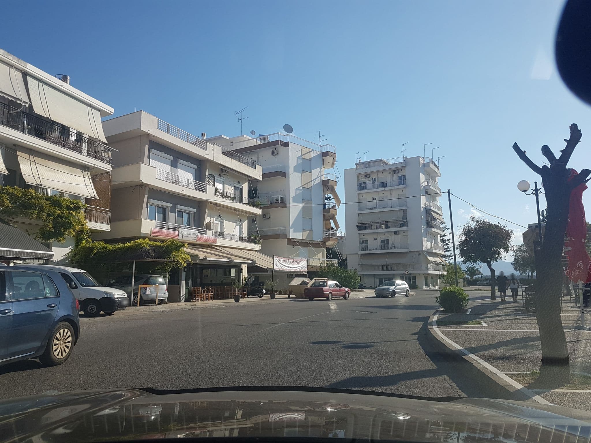 Street view near Ξενοδοχειο Μορφεασ, Chalkída — © sw8euo (CC BY-SA · Mapillary)