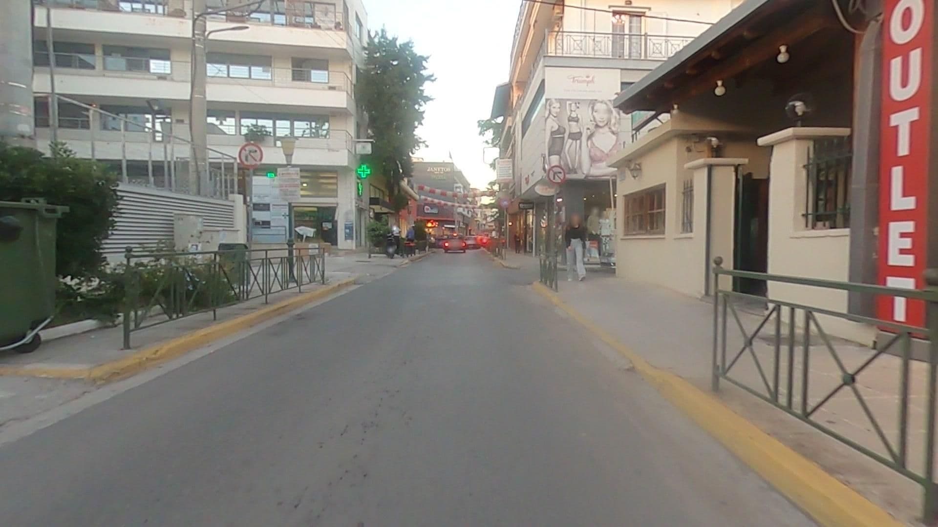 Street view near Belle Vie Ξενοδοχειακαι Και Τουριστικαι Επιχειρησεισ Α.Ε. - Belle Vie, Acharnés — © efikour (CC BY-SA · Mapillary)