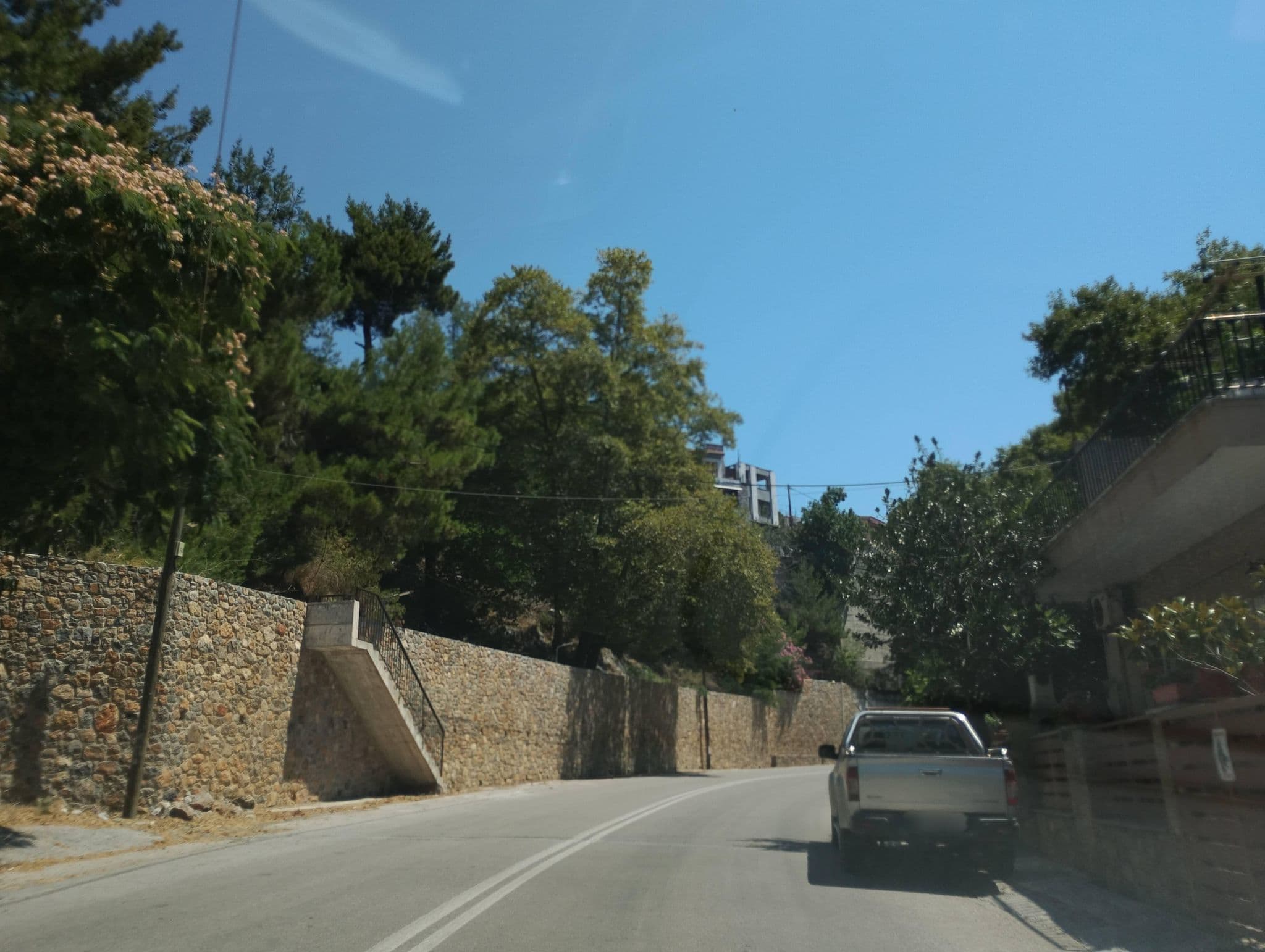 Street view near Μουσικό Πανδοχείο, Yimnón — © George_210 (CC BY-SA · Mapillary)