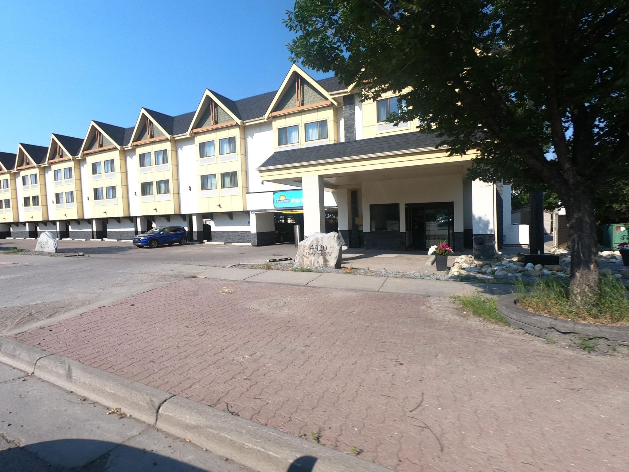 Street view near Days Inn Calgary Northwest, Montgomery — © adamdunn (CC BY-SA · Mapillary)
