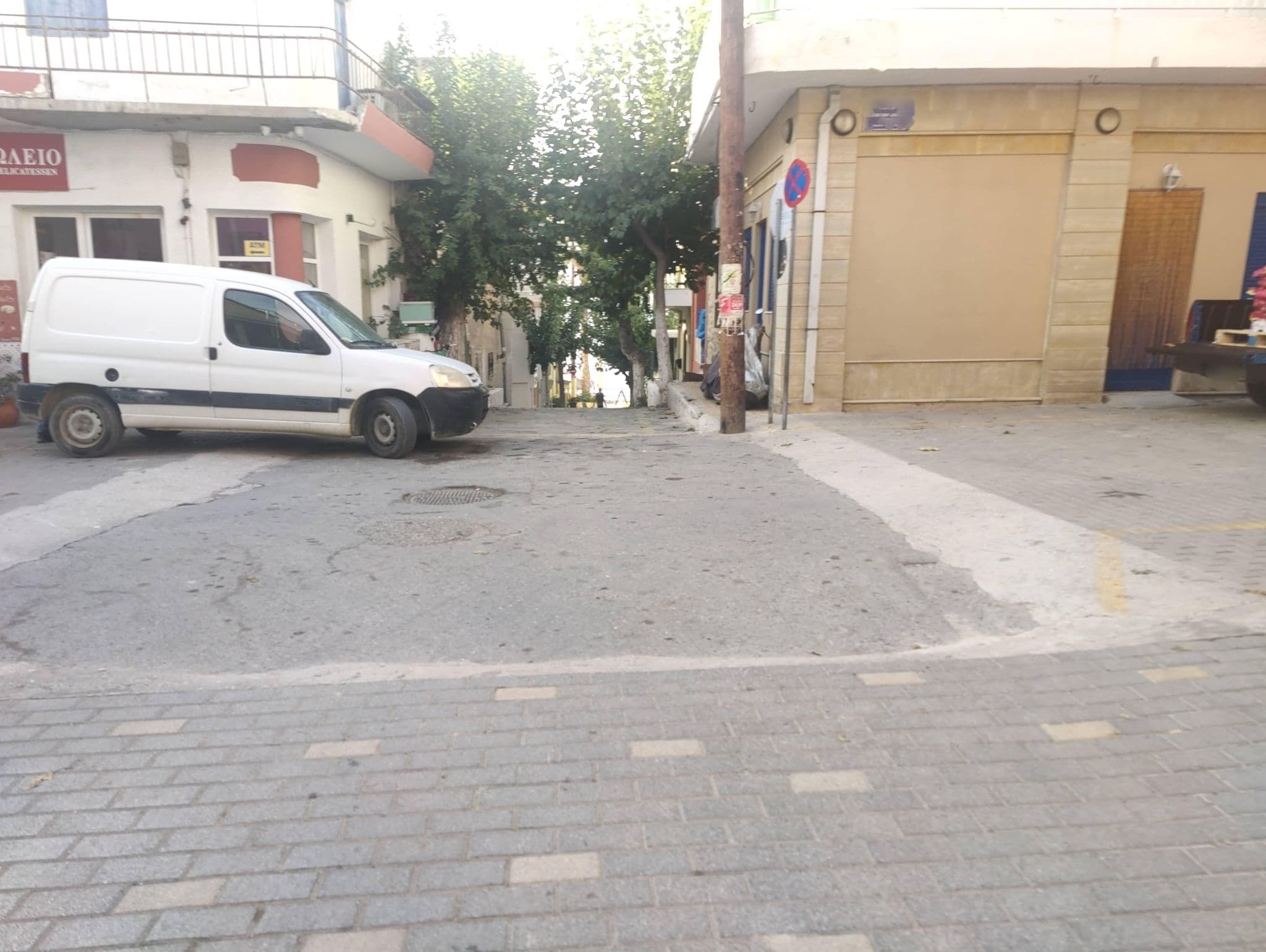Street view near hotsl mirtos, Néa Anatolí — © pelgrim (CC BY-SA · Mapillary)