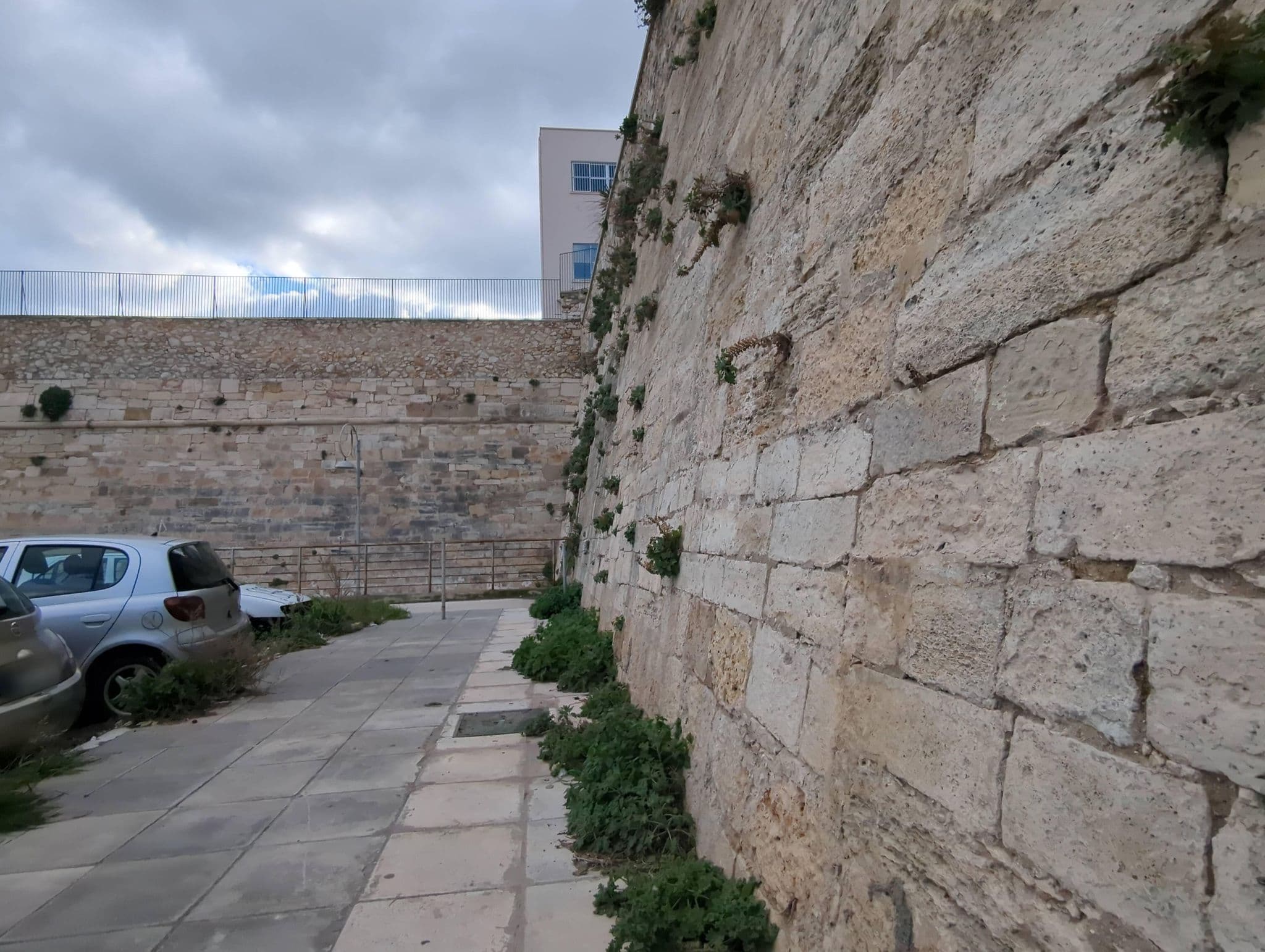 Street view near Atlantis Hotel, Irákleion — © miguel_andrade (CC BY-SA · Mapillary)