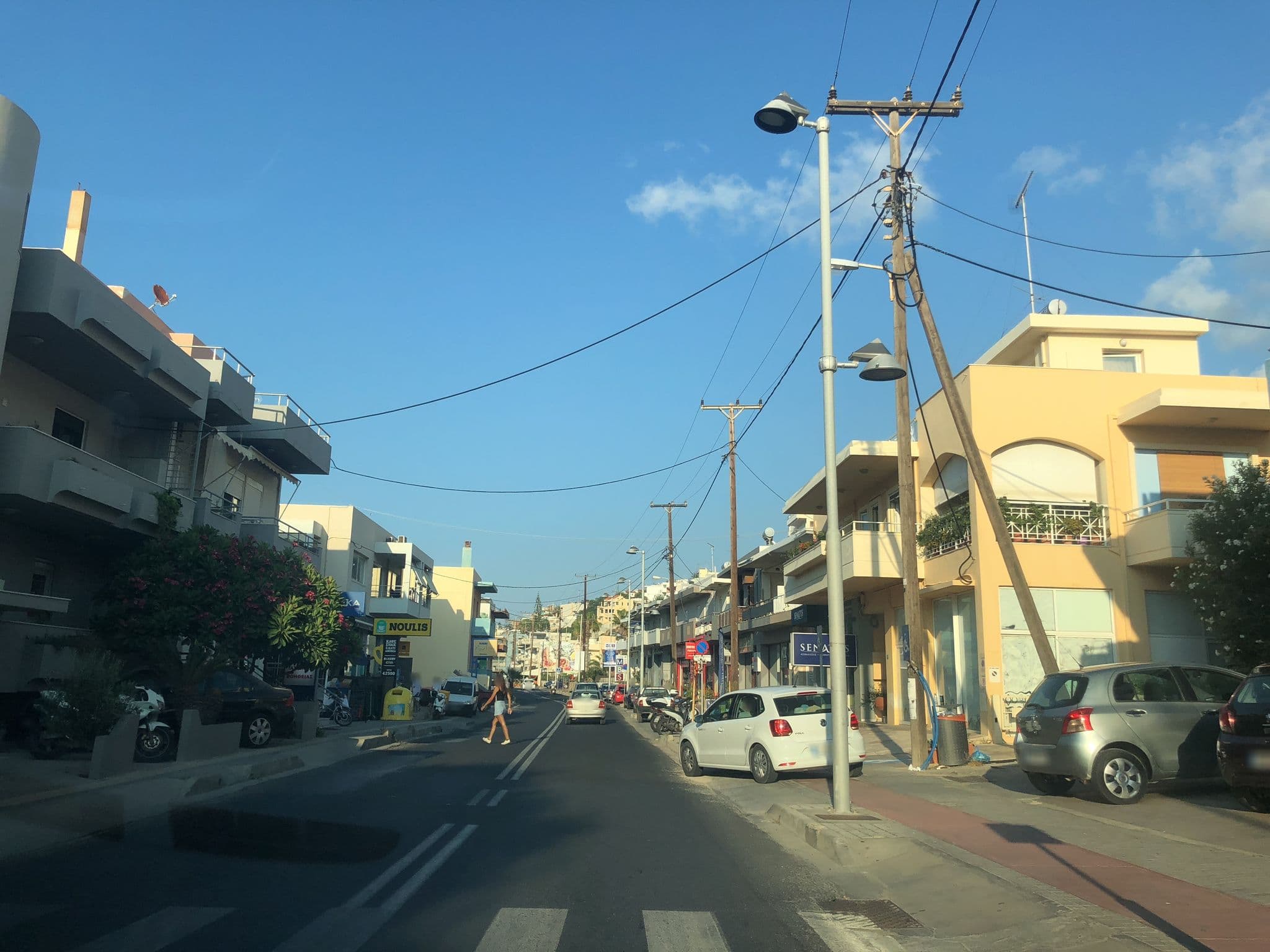 Street view near Delfini Beach Hotel Ρέθυμνο, Violí Charáki — © rikkekofoed (CC BY-SA · Mapillary)