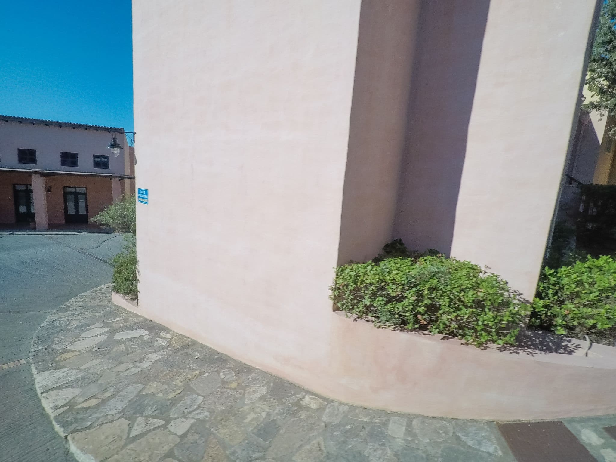Street view near Résidence Pierre & Vacances Candia Park, Ágios Nikólaos — © esario (CC BY-SA · Mapillary)