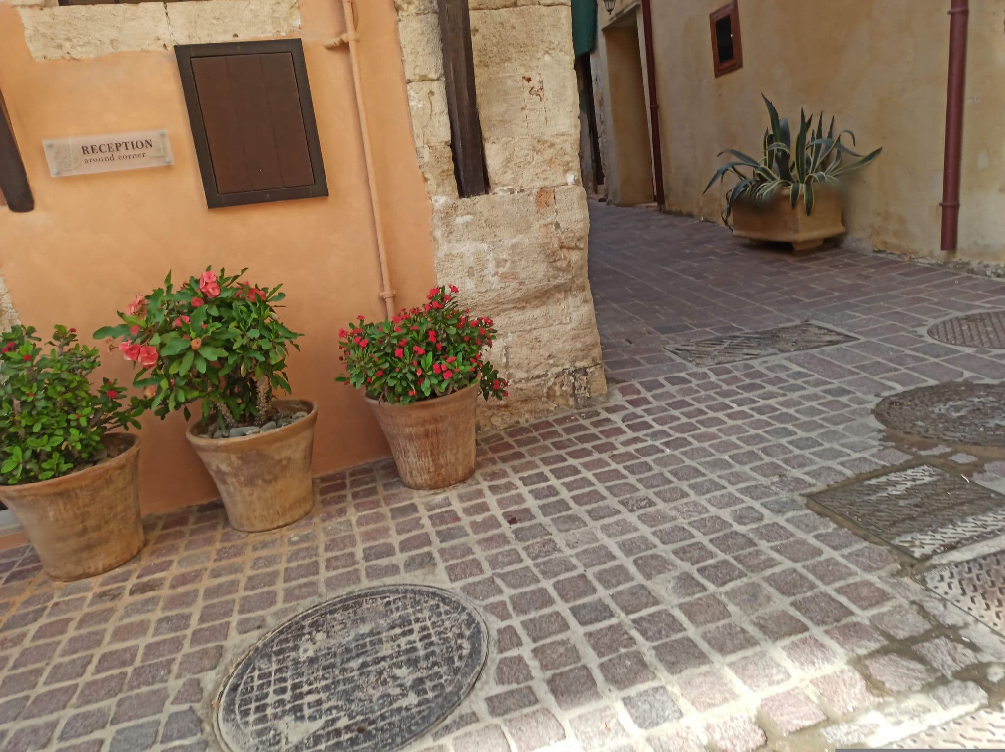 Street view near J&G Suites, Chaniá — © grkpete (CC BY-SA · Mapillary)