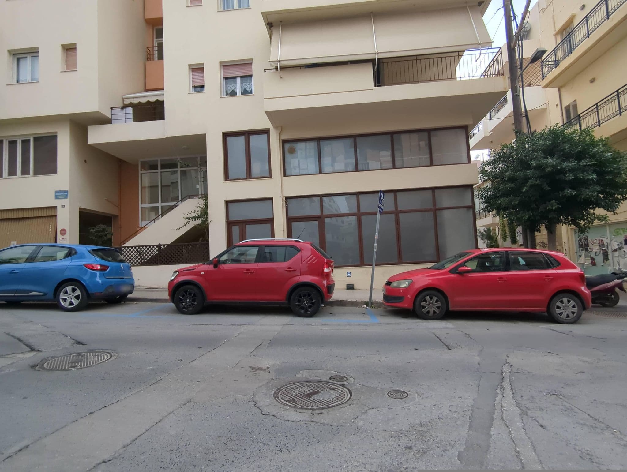 Street view near Chanion One Suites, Irákleion — © miguel_andrade (CC BY-SA · Mapillary)