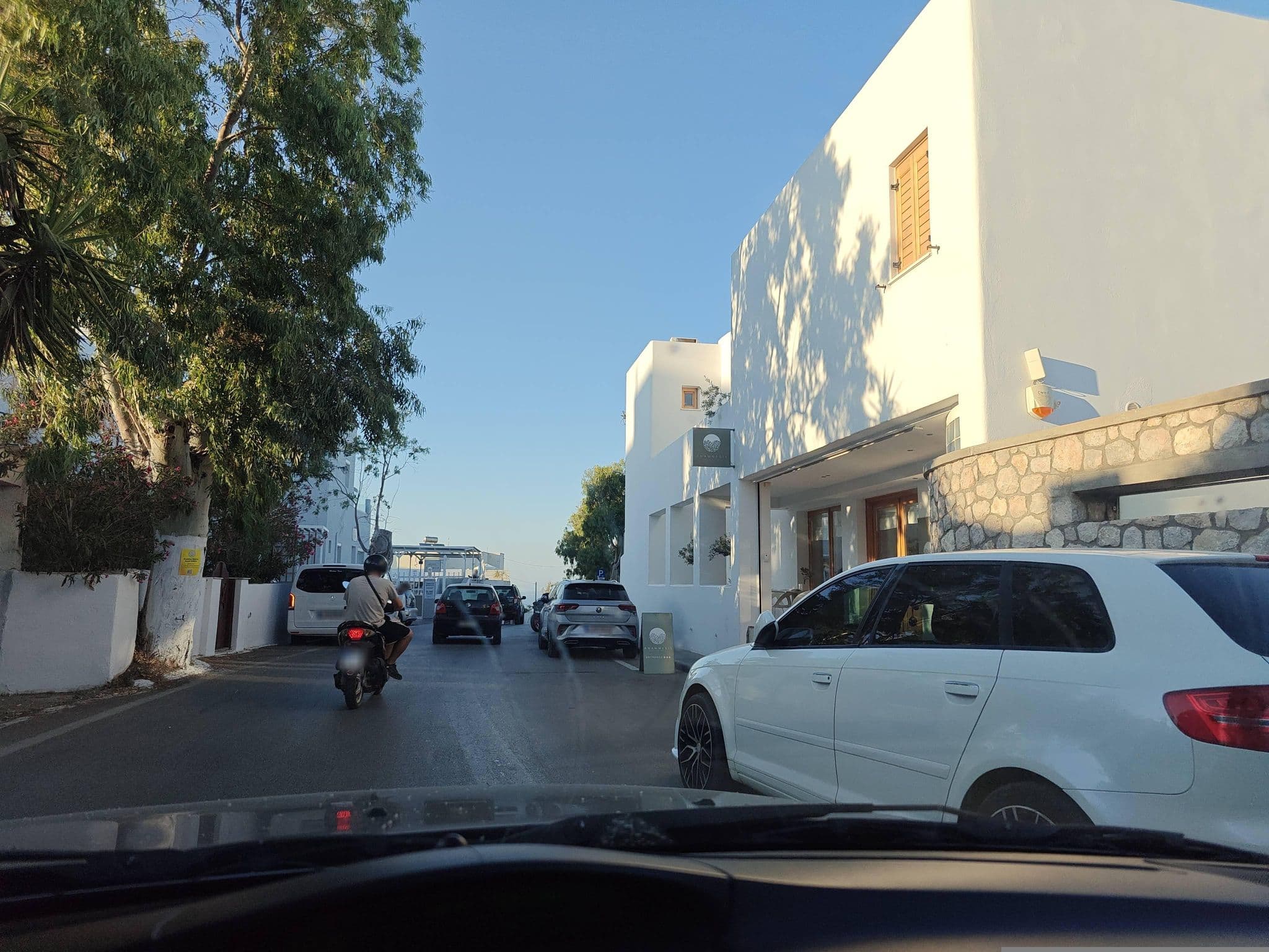 Street view near Anamnesis City Spa Hotel, Firá — © grkpete (CC BY-SA · Mapillary)