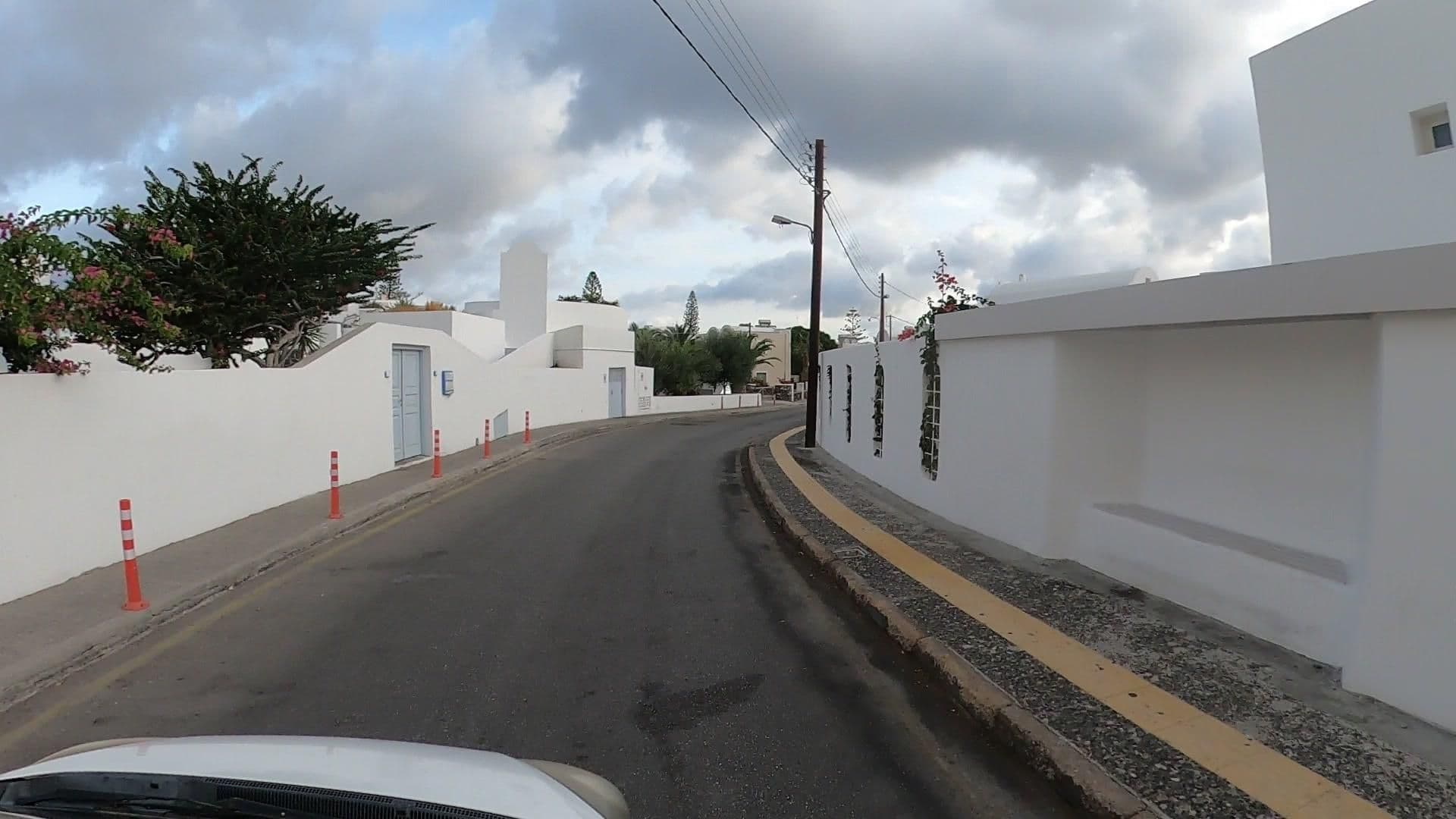 Street view near Santorini Kastelli Resort, Emporeío — © efikour (CC BY-SA · Mapillary)