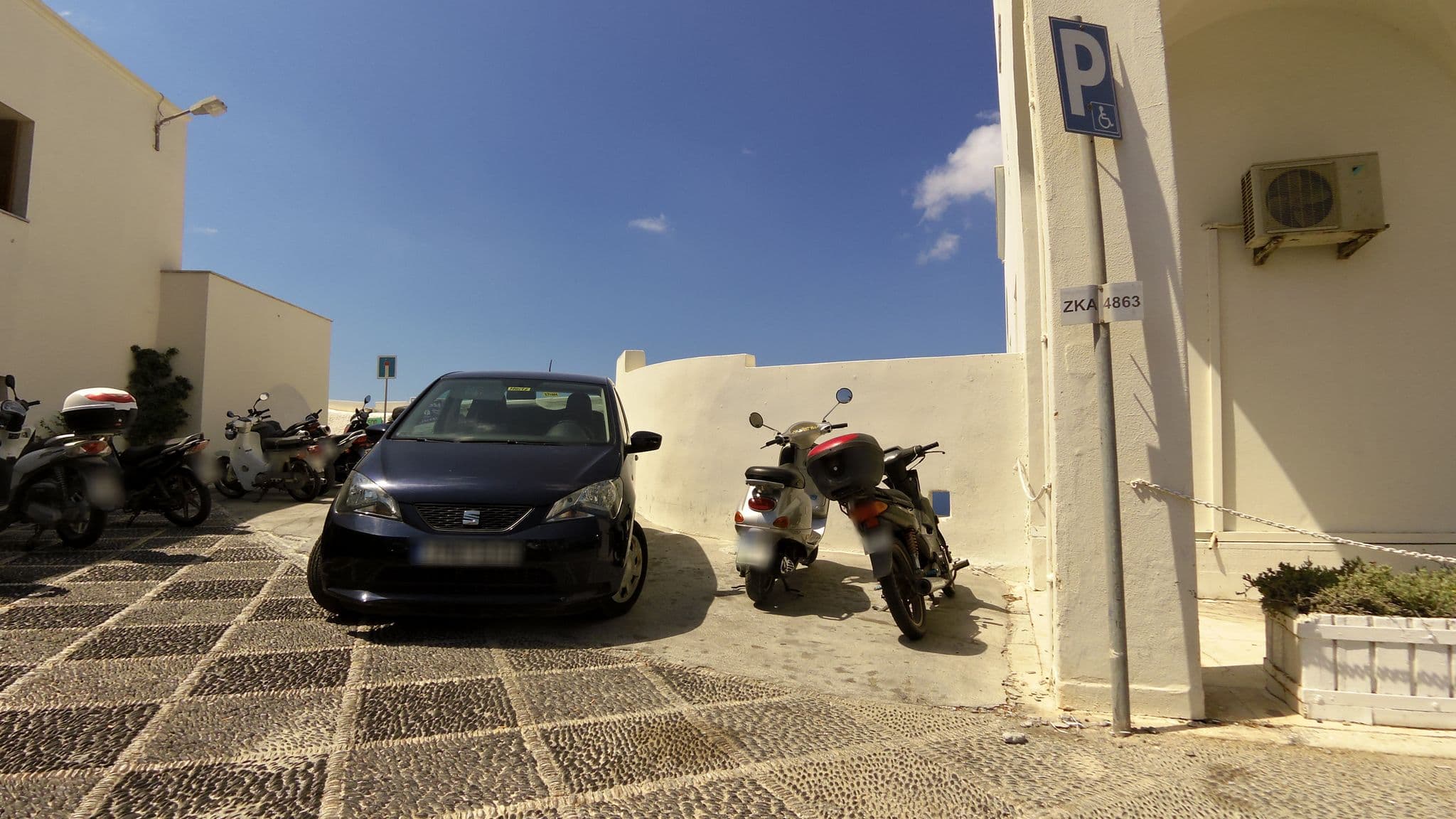 Street view near Santoniro Villa, Firá — © nisselson (CC BY-SA · Mapillary)