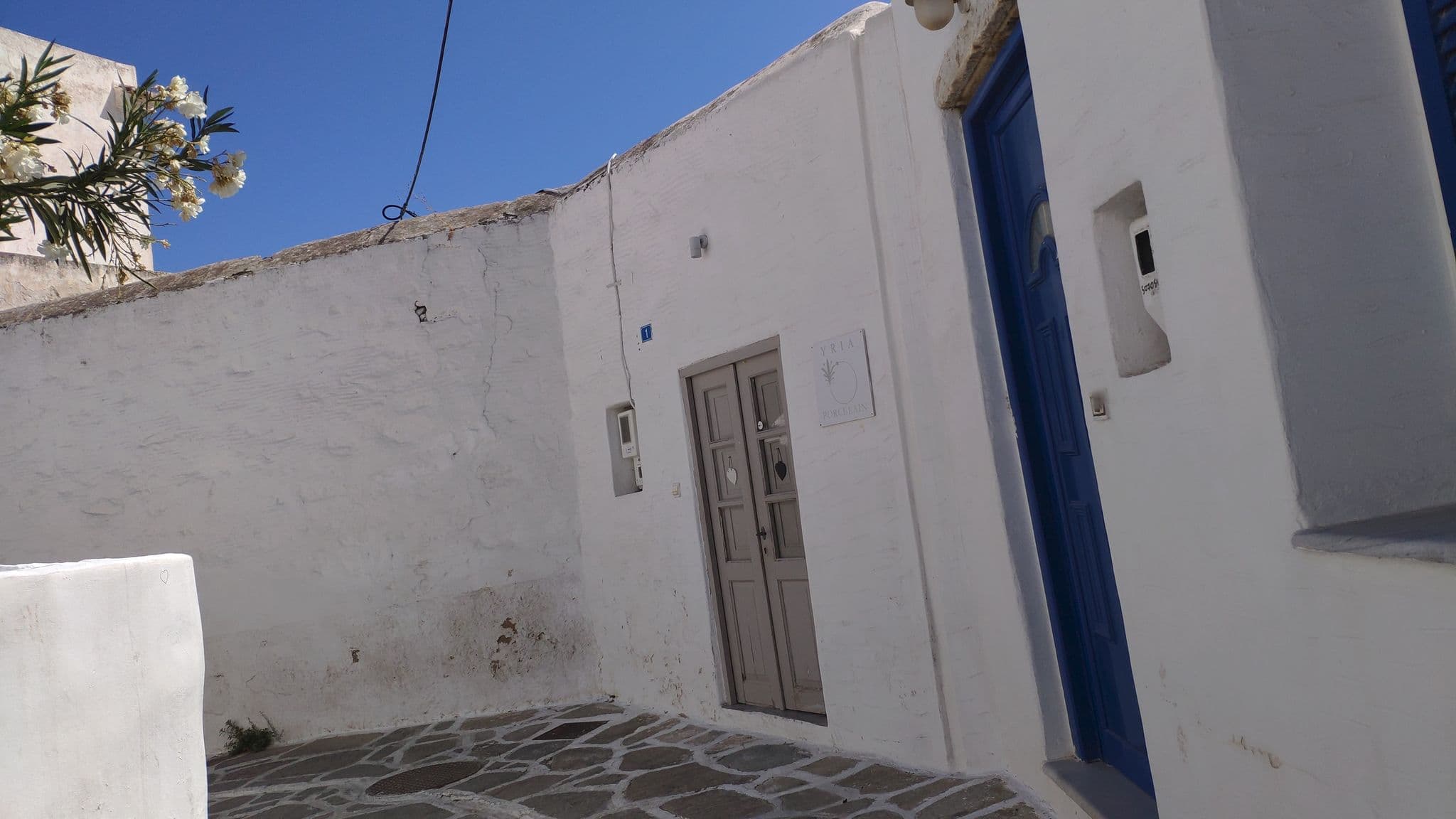 Street view near Ξενώνας Μπιζού, Páros — © pppetros (CC BY-SA · Mapillary)