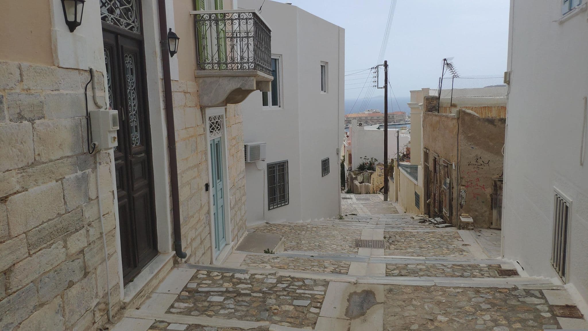 Street view near Antouanetta Apartments, Ermoúpolis — © pppetros (CC BY-SA · Mapillary)