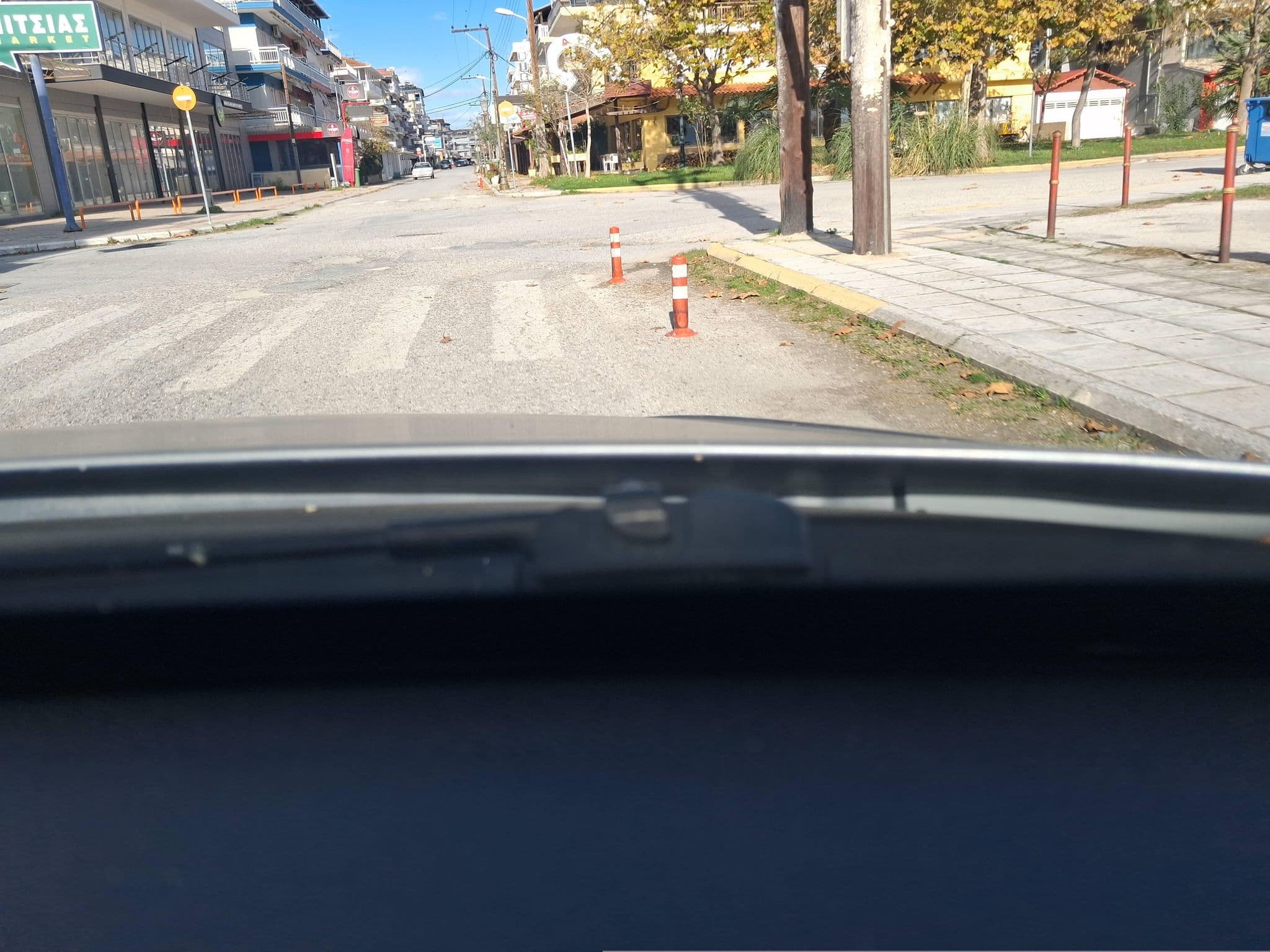 Street view near white rose, Perístasi — © karitsa_street_view2 (CC BY-SA · Mapillary)