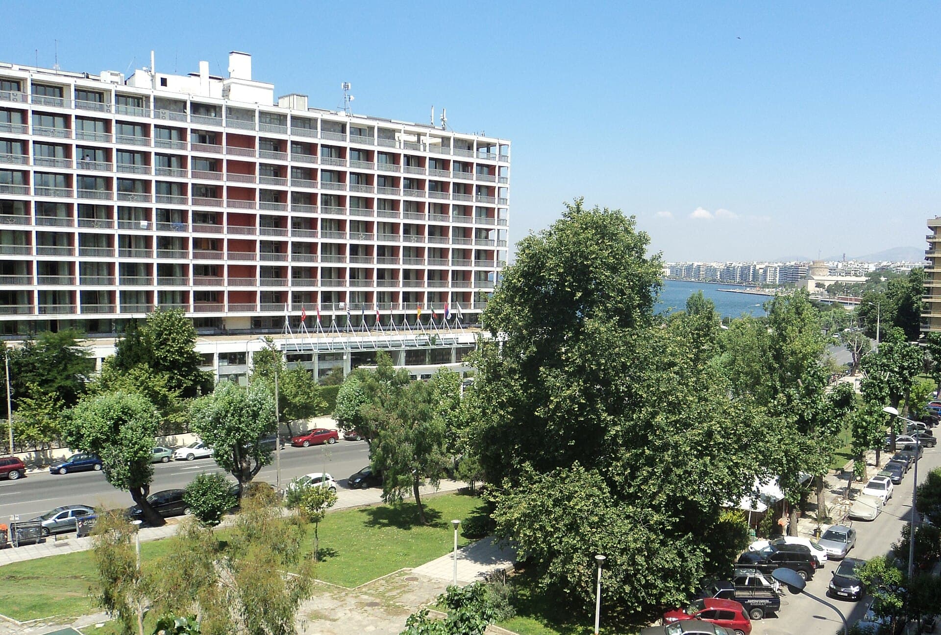 Makedonia Palace Hotel Thessaloniki (via Wikimedia Commons, CC BY-SA 3.0)