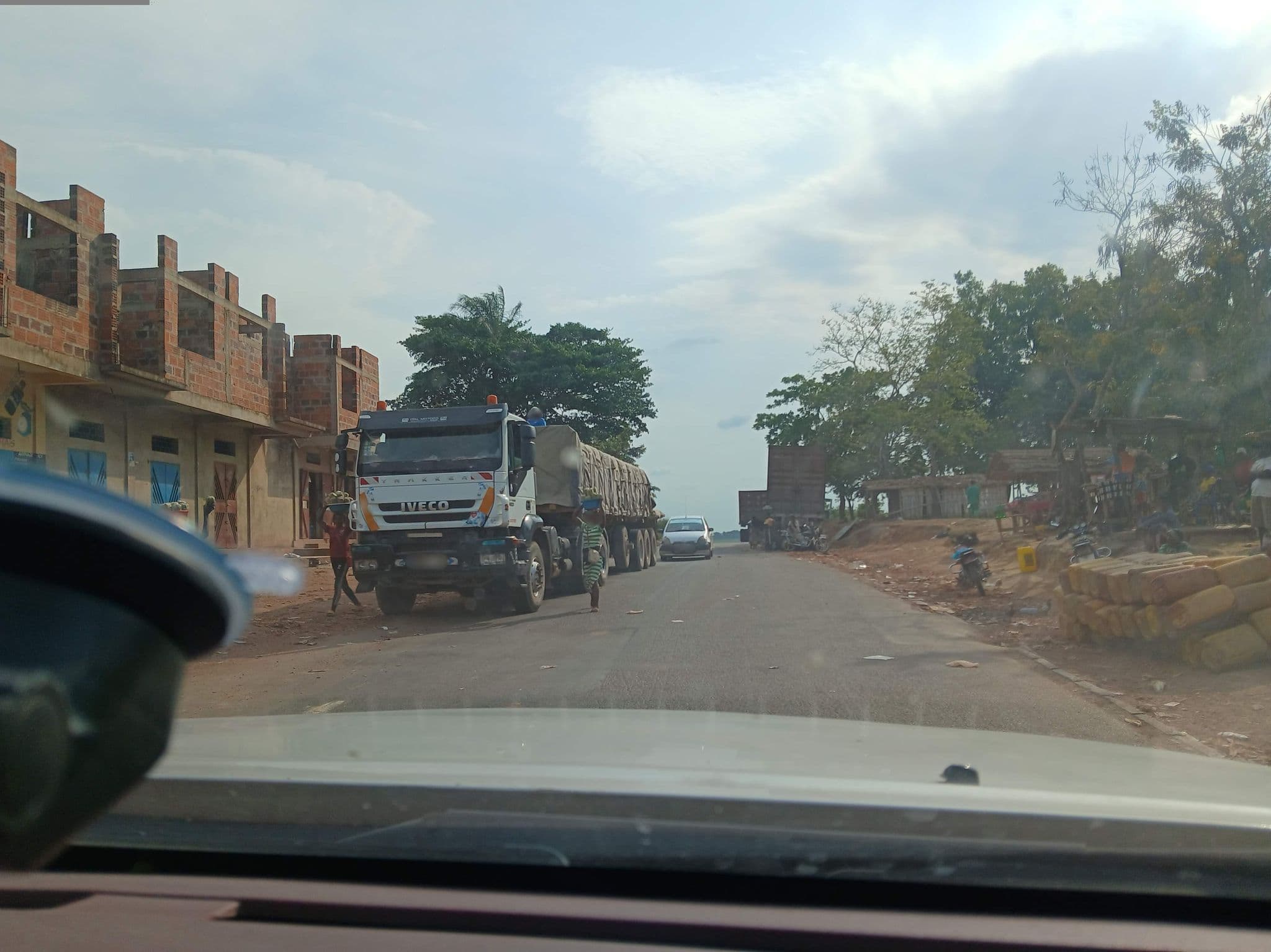 Street view near cruzamento da estrada de Kwillo Ngongo com a estrada principal p/Kinshasa, Kimpese — © Jeraks (CC BY-SA · Mapillary)
