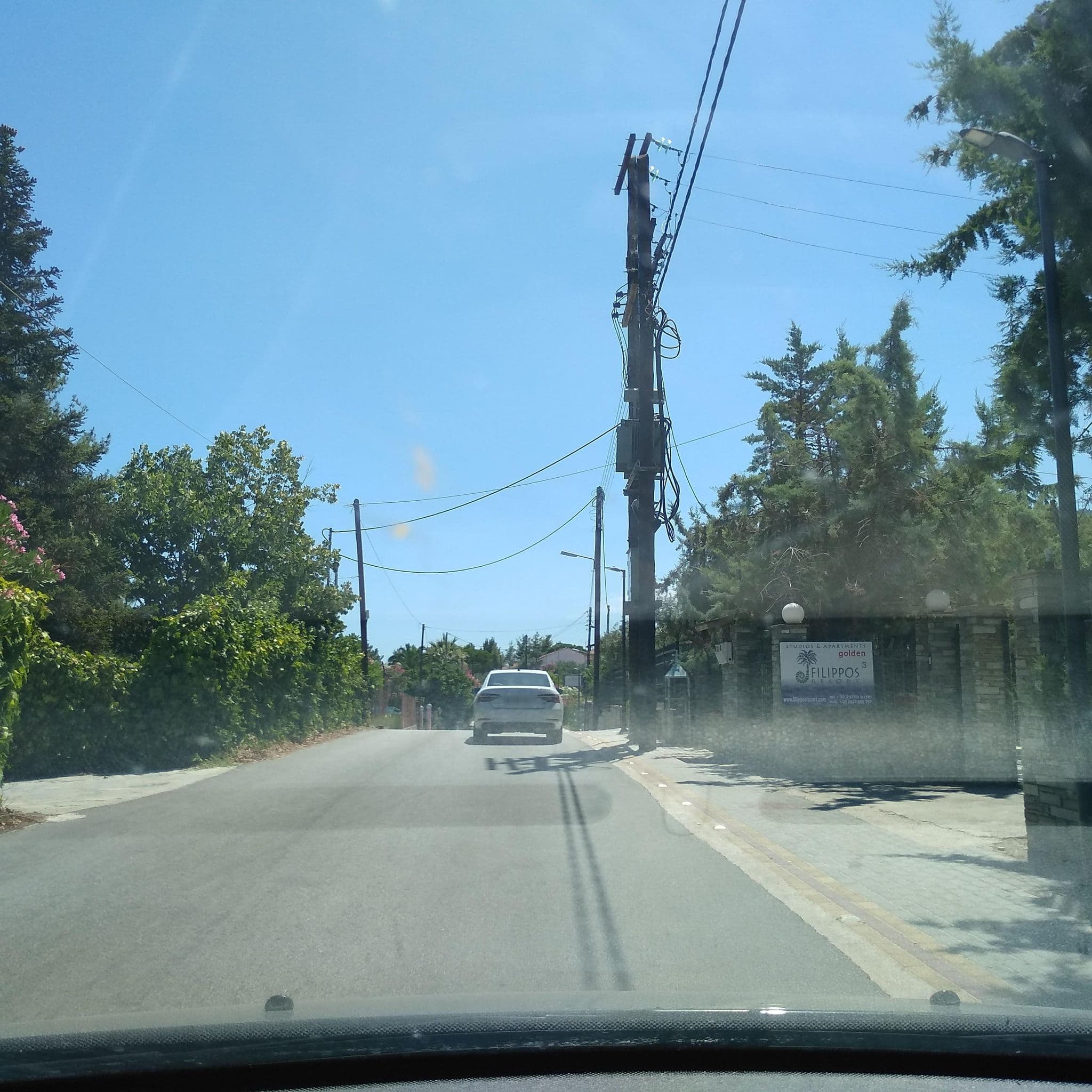 Street view near Villa Artemis, Néos Marmarás — © tavi (CC BY-SA · Mapillary)