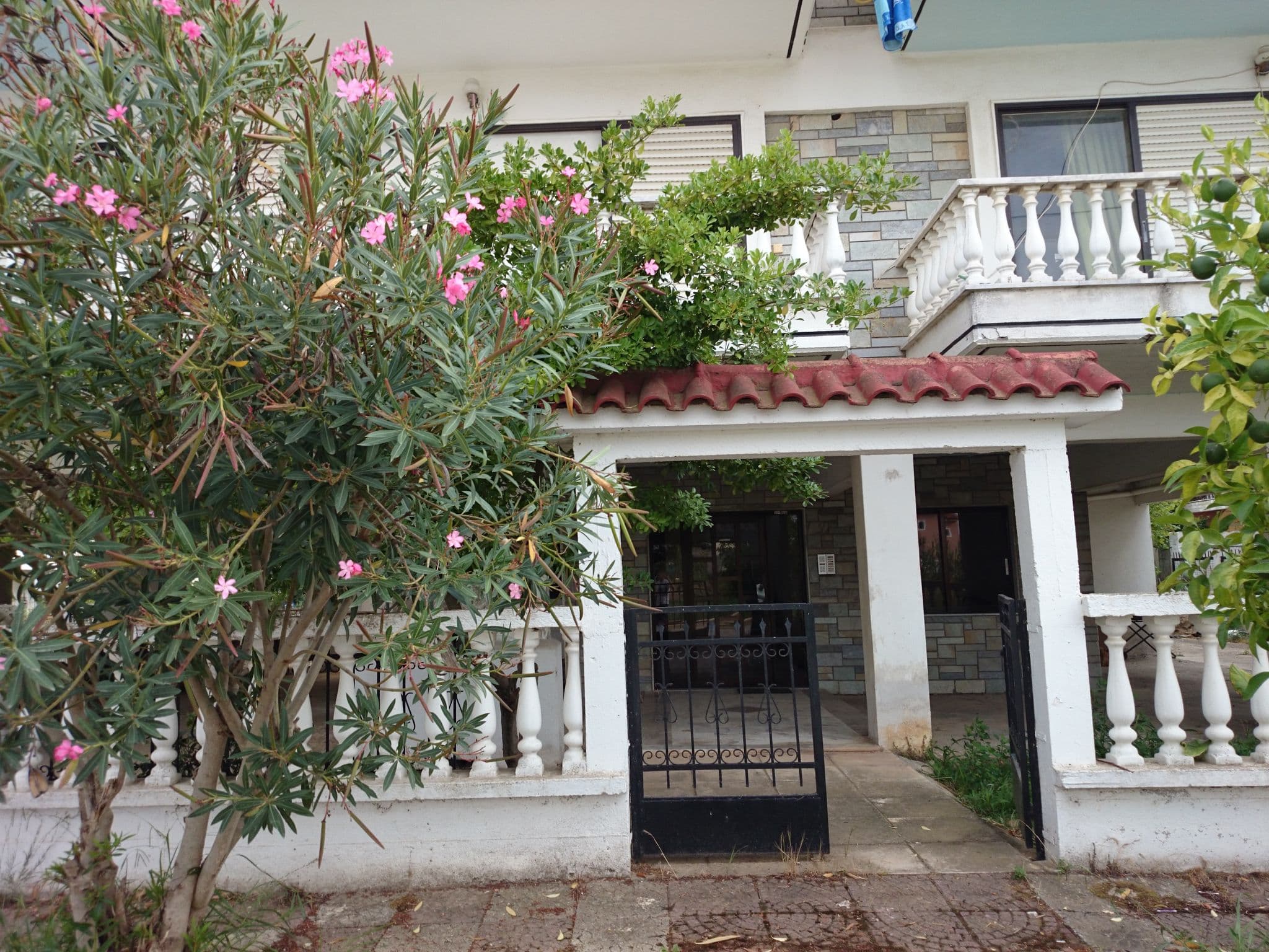 Street view near Alexandros Hotel, Néa Moudhaniá — © zverik (CC BY-SA · Mapillary)