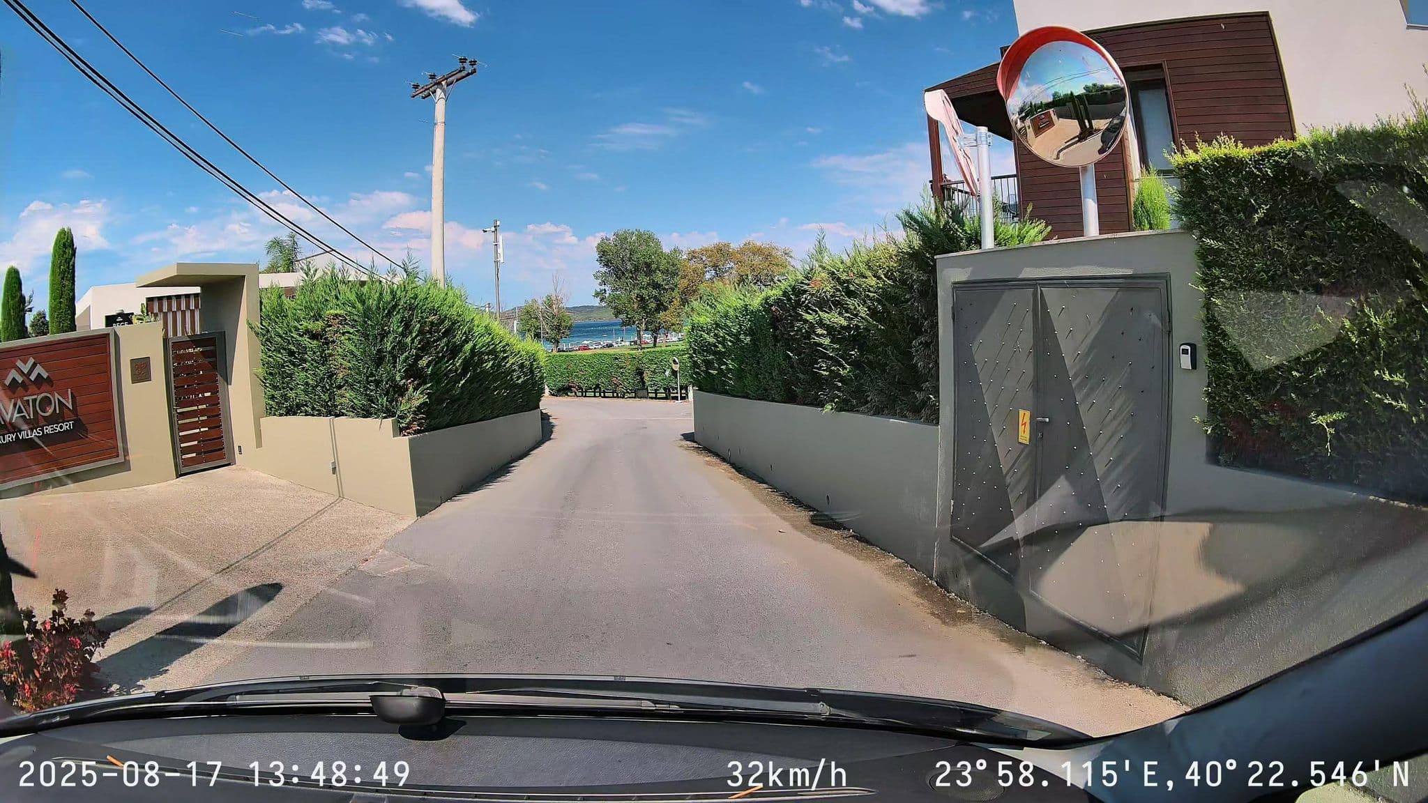 Street view near Avaton Luxury Villas Resort, Néa Róda — © sm4rk0 (CC BY-SA · Mapillary)