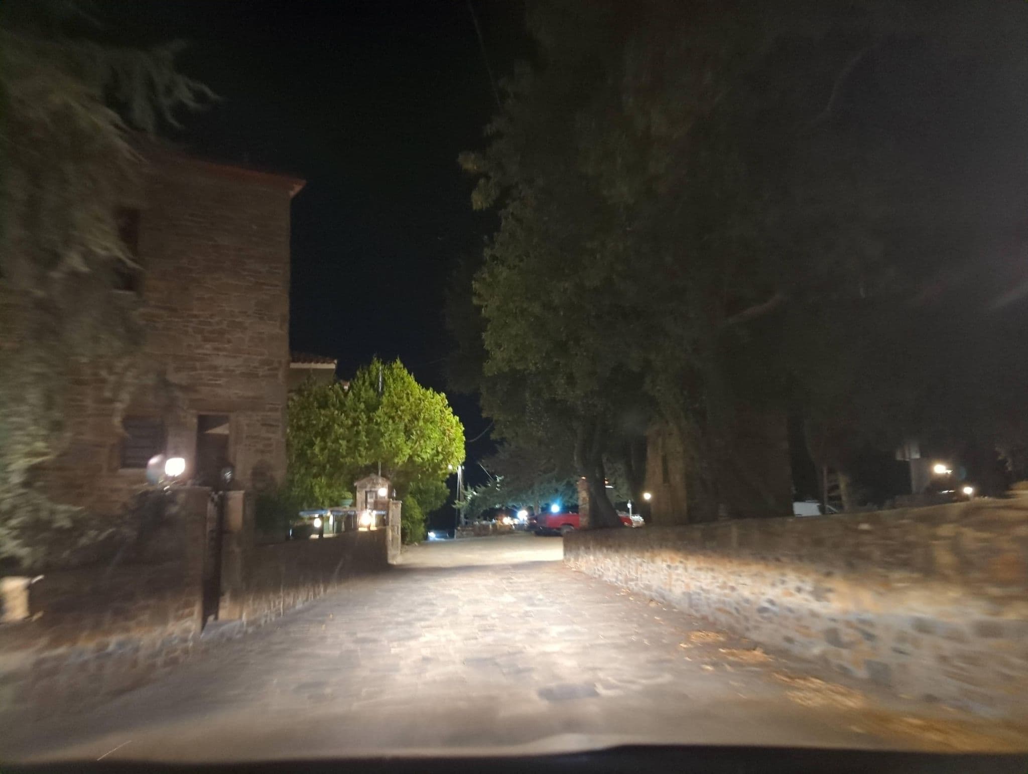 Street view near Chorostasi Guesthouse, Néos Marmarás — © tr_ck3em (CC BY-SA · Mapillary)