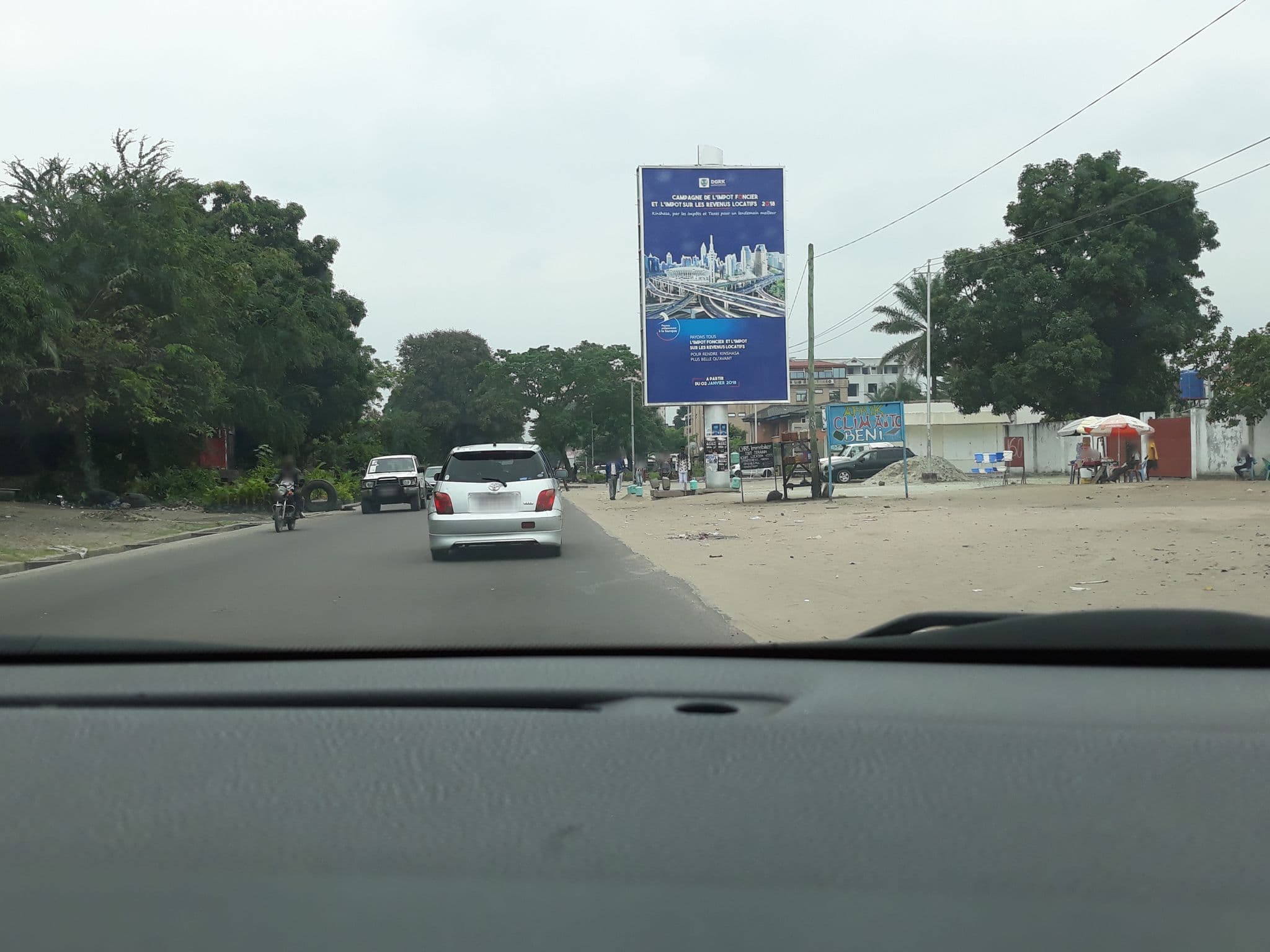 Street view near Hôtel MERIBA, Kinshasa