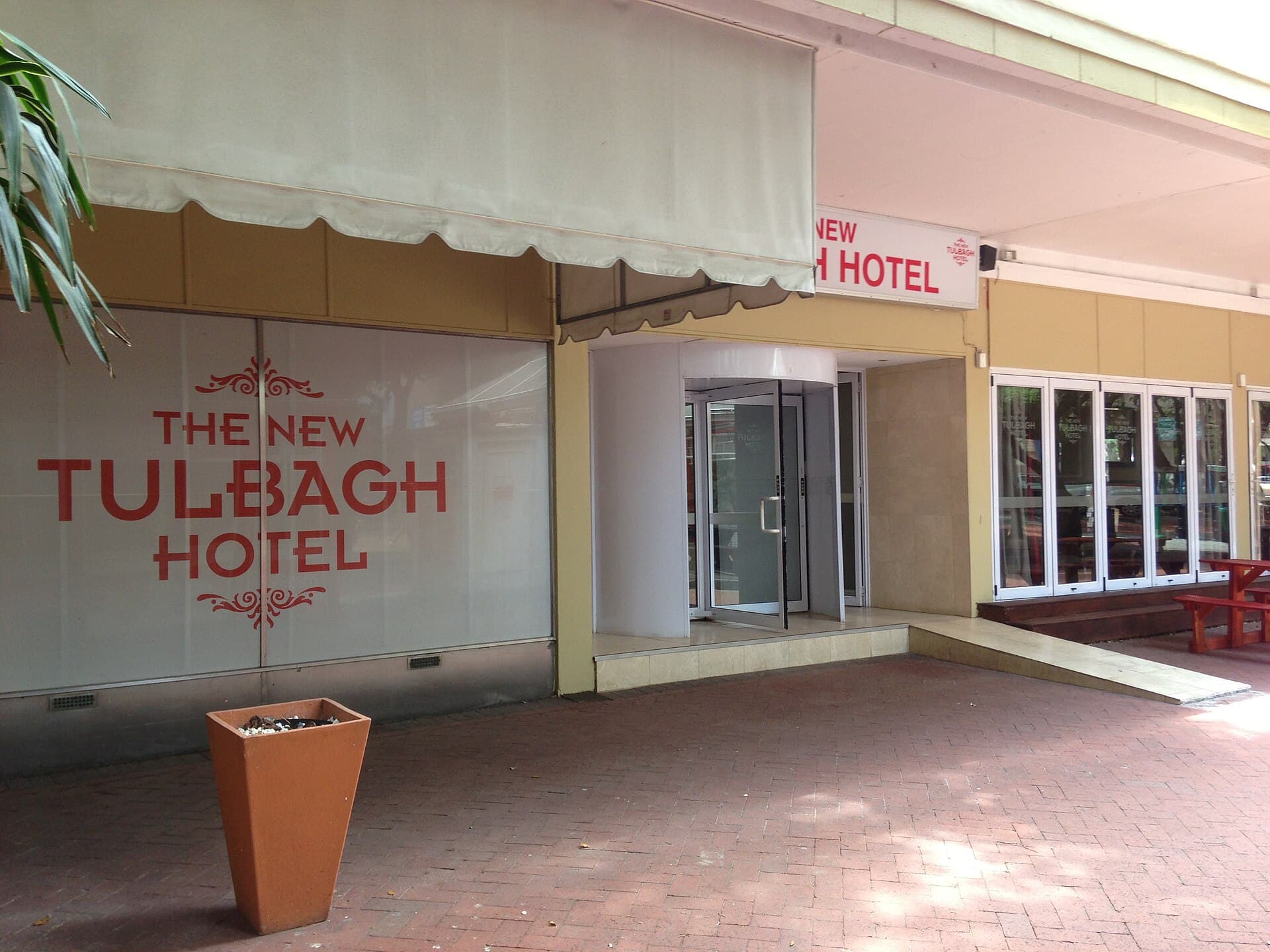 The New Tulbagh Hotel (via Wikimedia Commons, CC BY-SA 3.0)