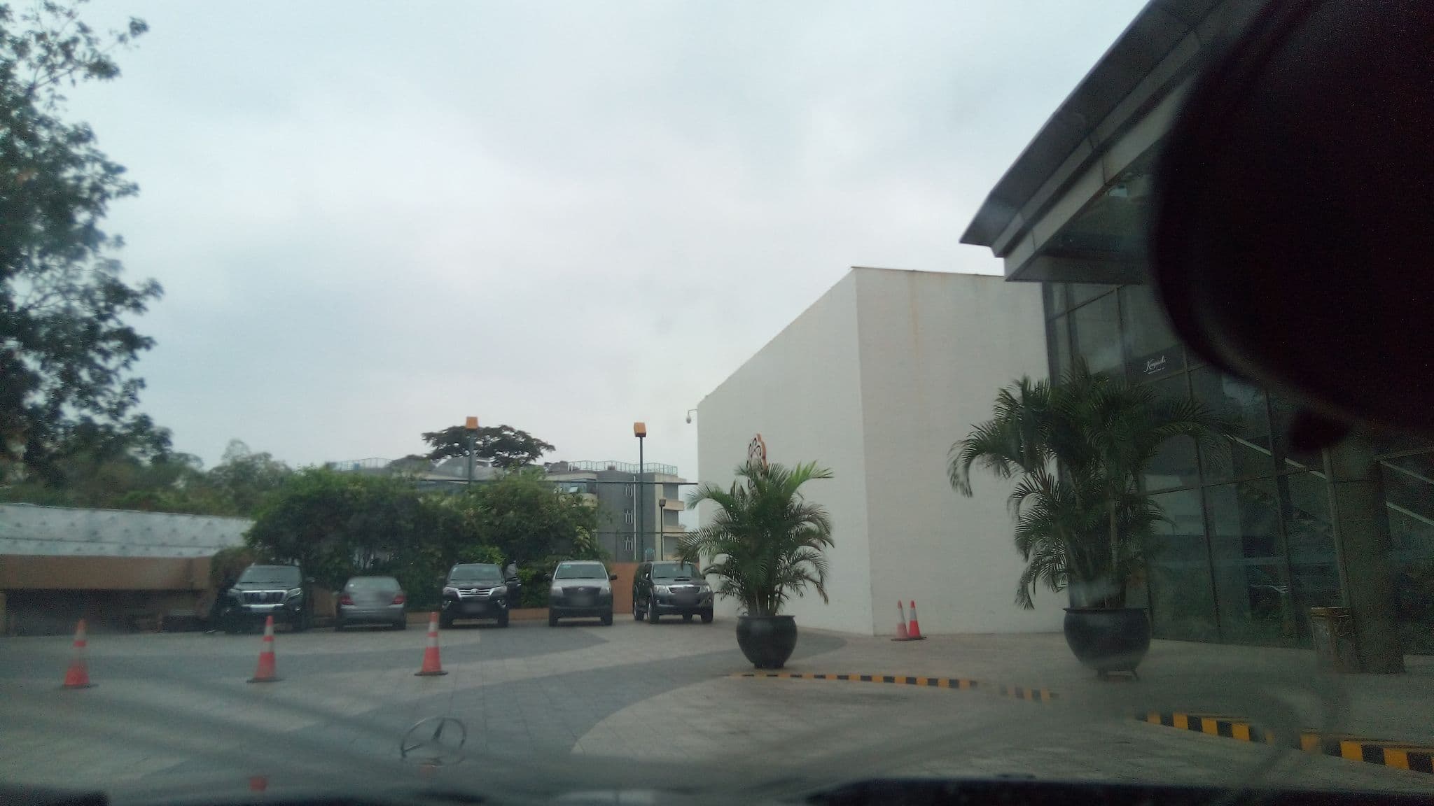 Street view near Fleuve Congo Hotel by Blazon Hotels, Kinshasa