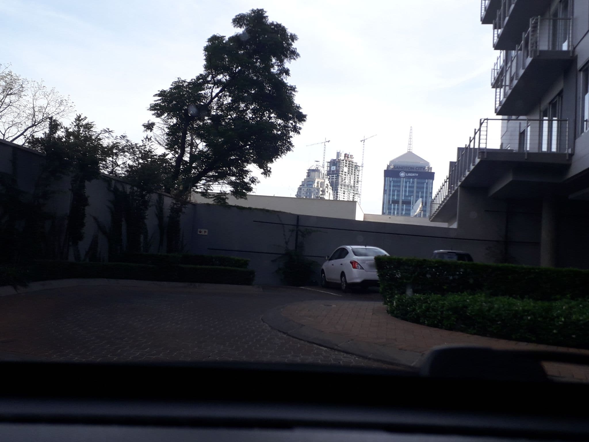 Street view near Embassy Towers Sandhurst, Alexandra — © lenah (CC BY-SA · Mapillary)