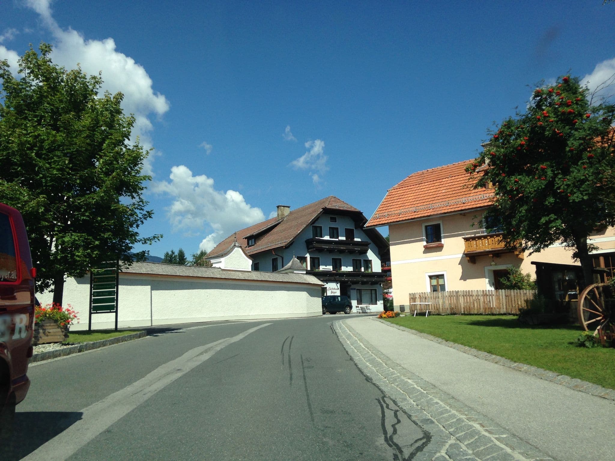 Street view near Tini's Feinstes, Mariapfarr — © istefanos (CC BY-SA · Mapillary)