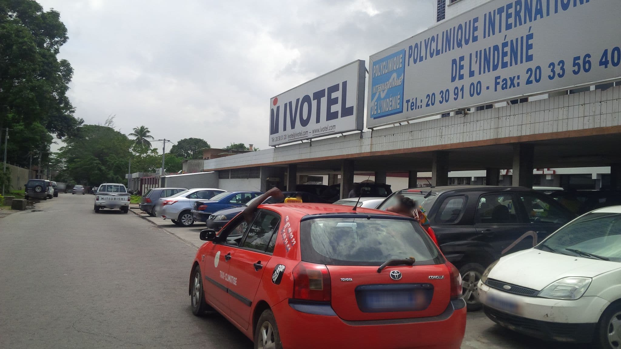 Street view near Hôtel Ivotel Indenié, Abidjan — © gpacome_adingra (CC BY-SA · Mapillary)