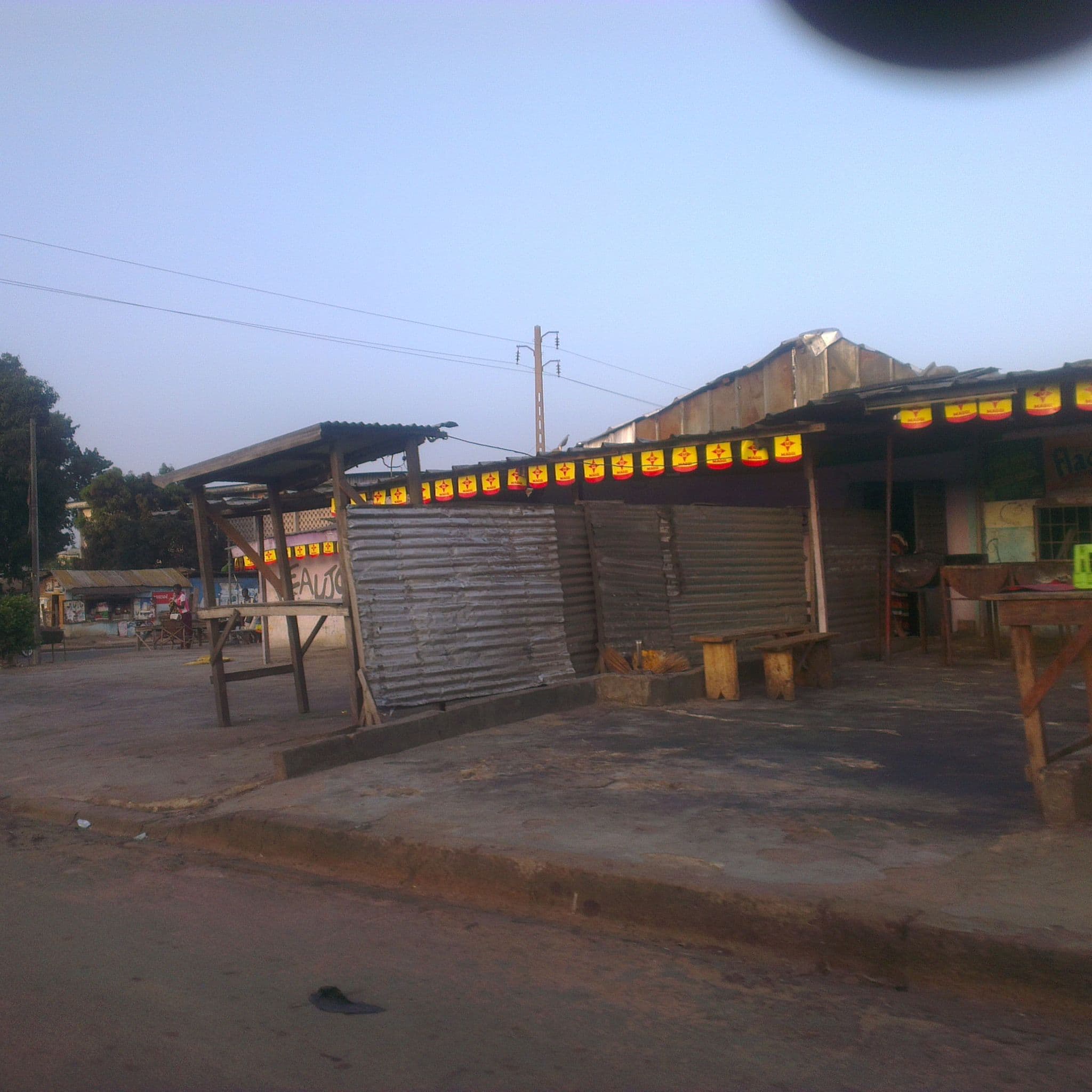 Street view near Hôtel Lewi, Bouaké — © hoavo (CC BY-SA · Mapillary)