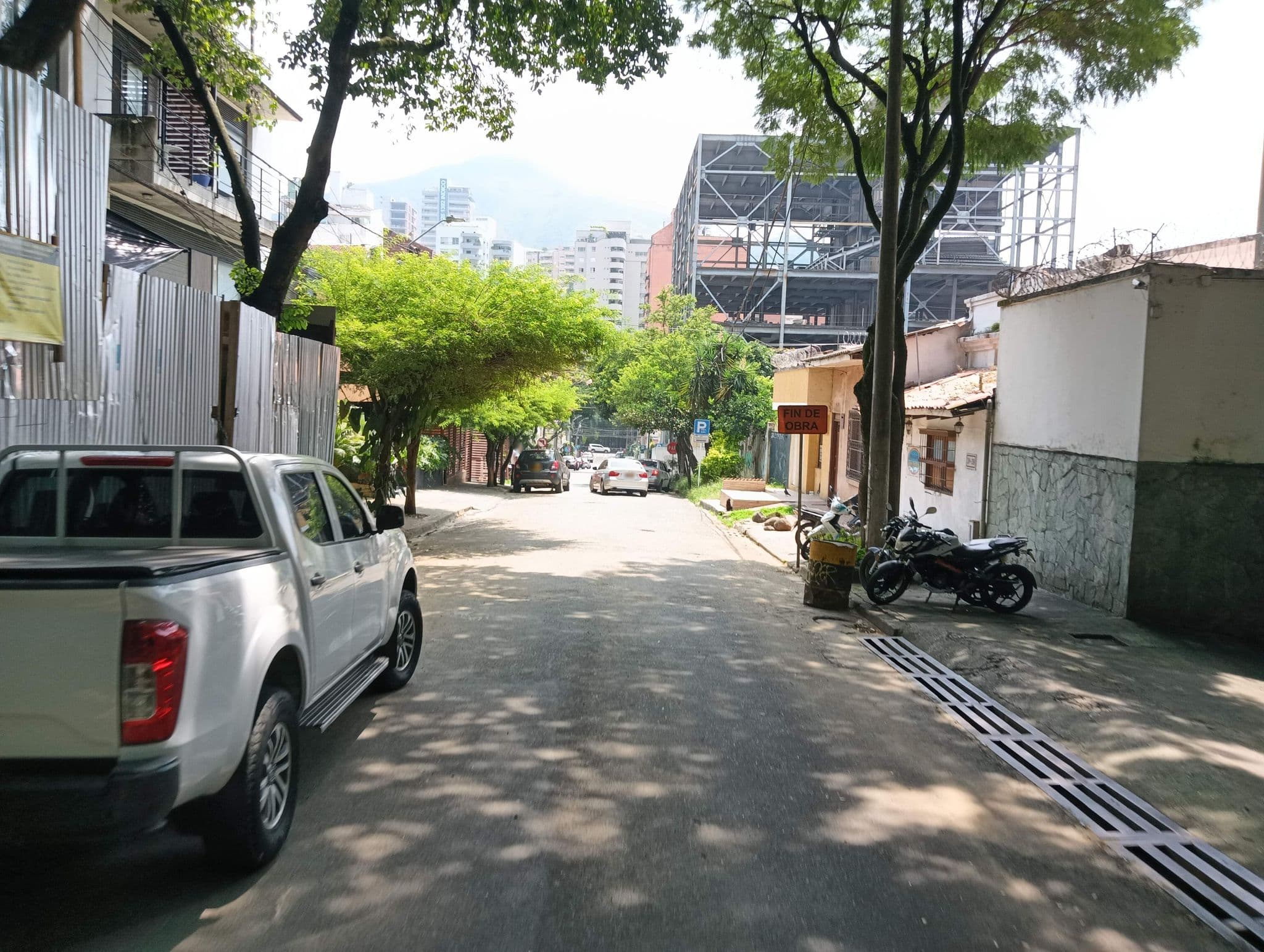 Street view near Aloja Apartamentos, Cali — © cikadica (CC BY-SA · Mapillary)