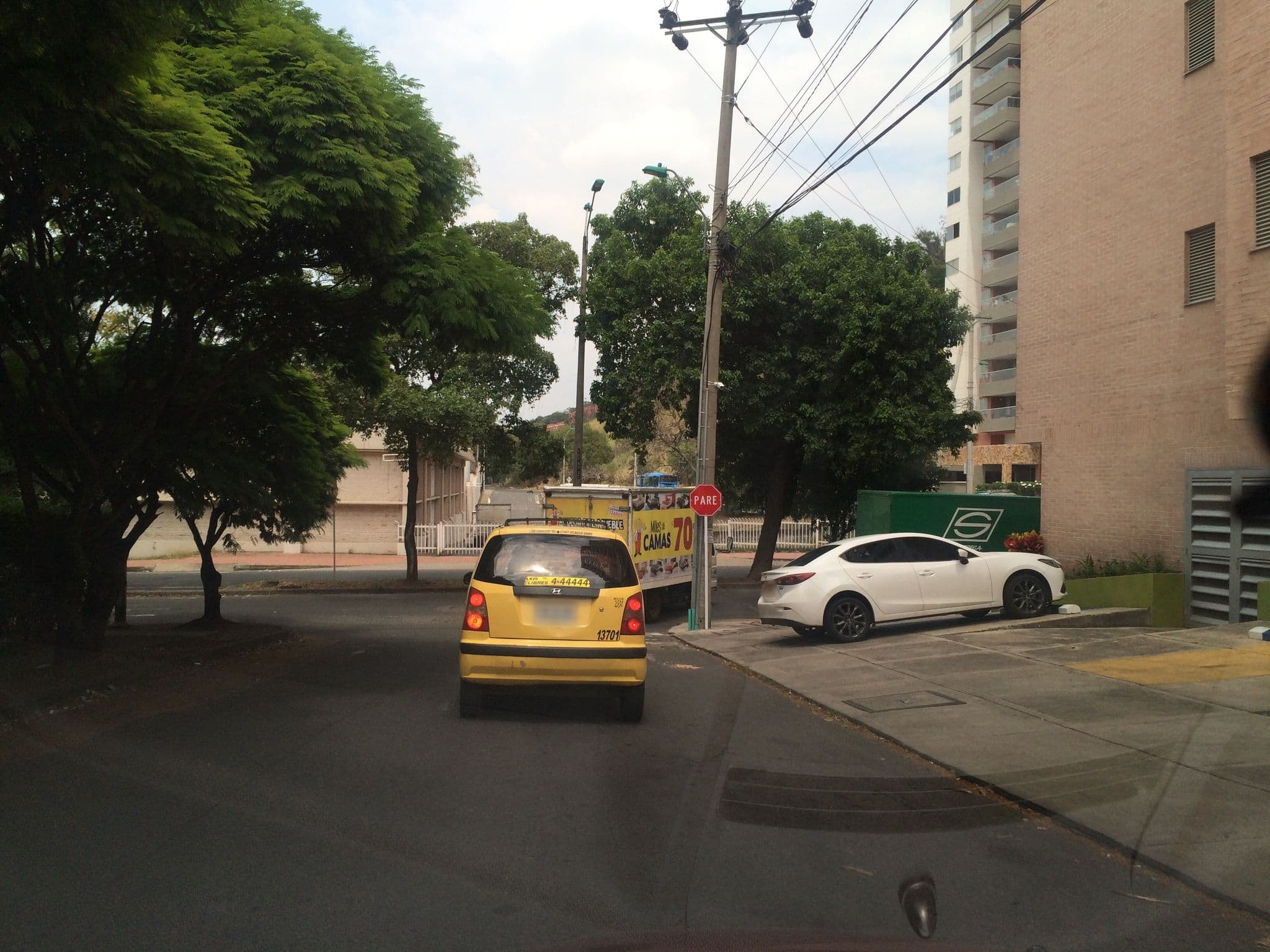 Street view near Hotel Mesón Ilama Cali, Cali — © gtq (CC BY-SA · Mapillary)