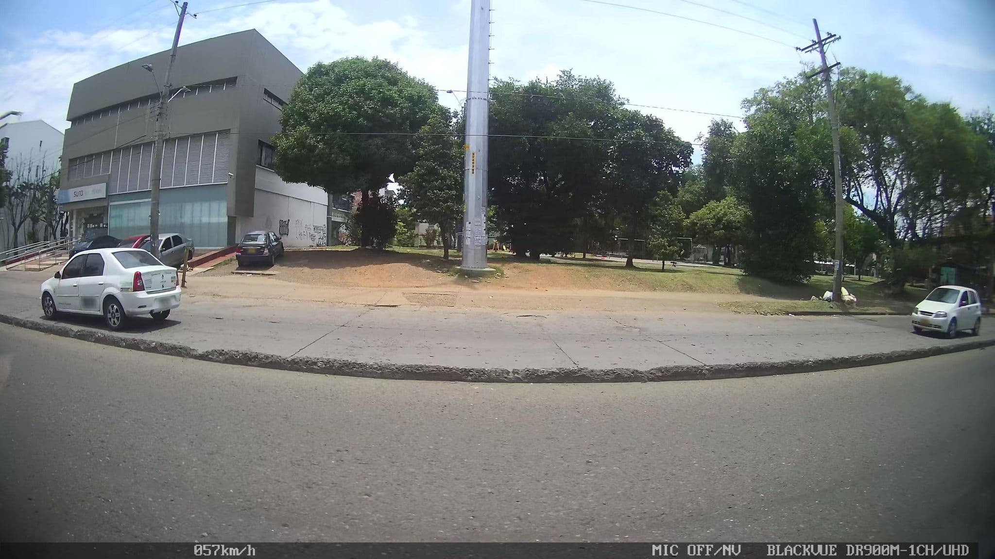 Street view near El Castillo Apartahotel, Cali — © kaart5 (CC BY-SA · Mapillary)