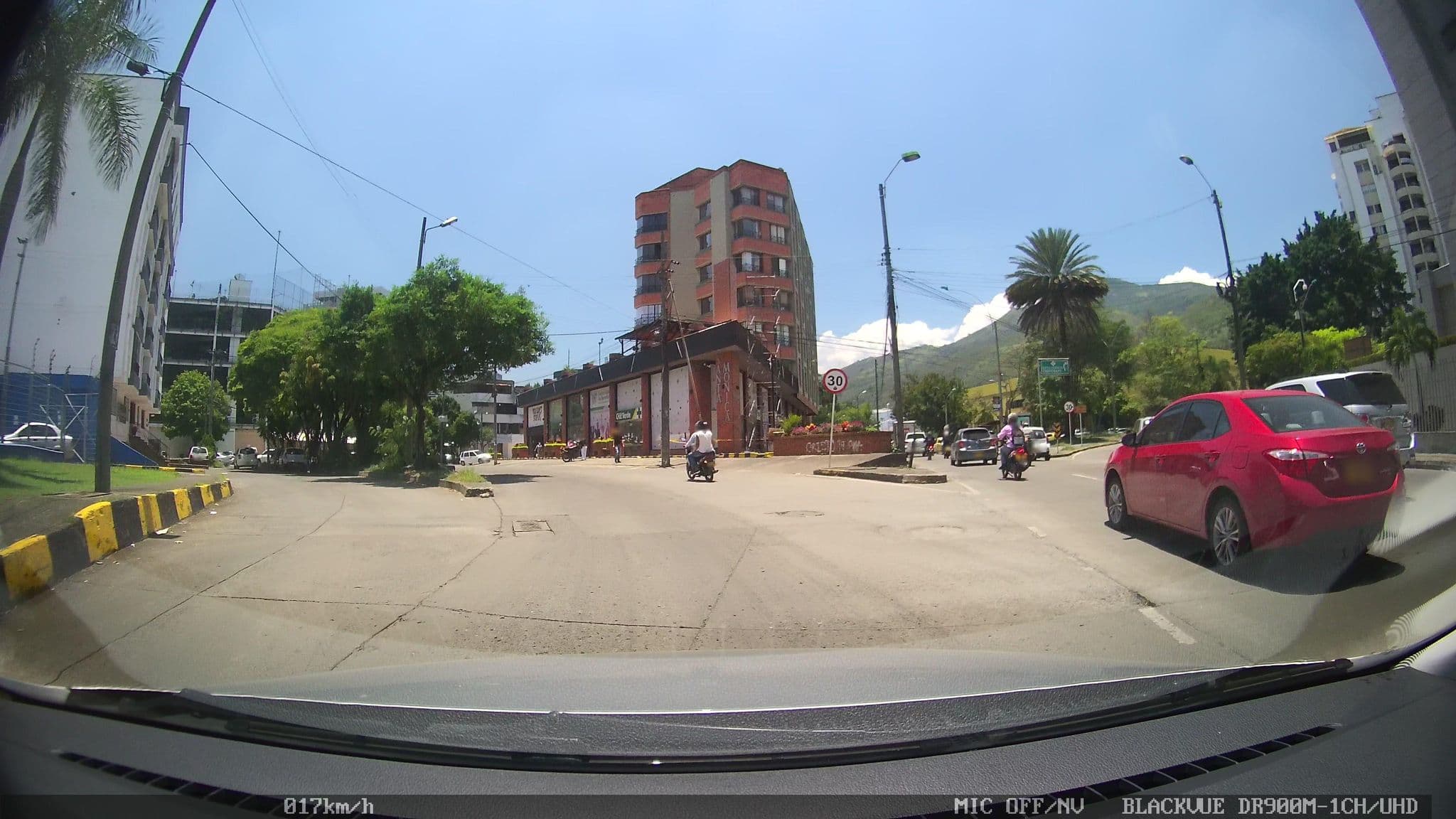 Street view near Apartaestudio 1303 - Barrio Granada, Cali — © kaart_2 (CC BY-SA · Mapillary)