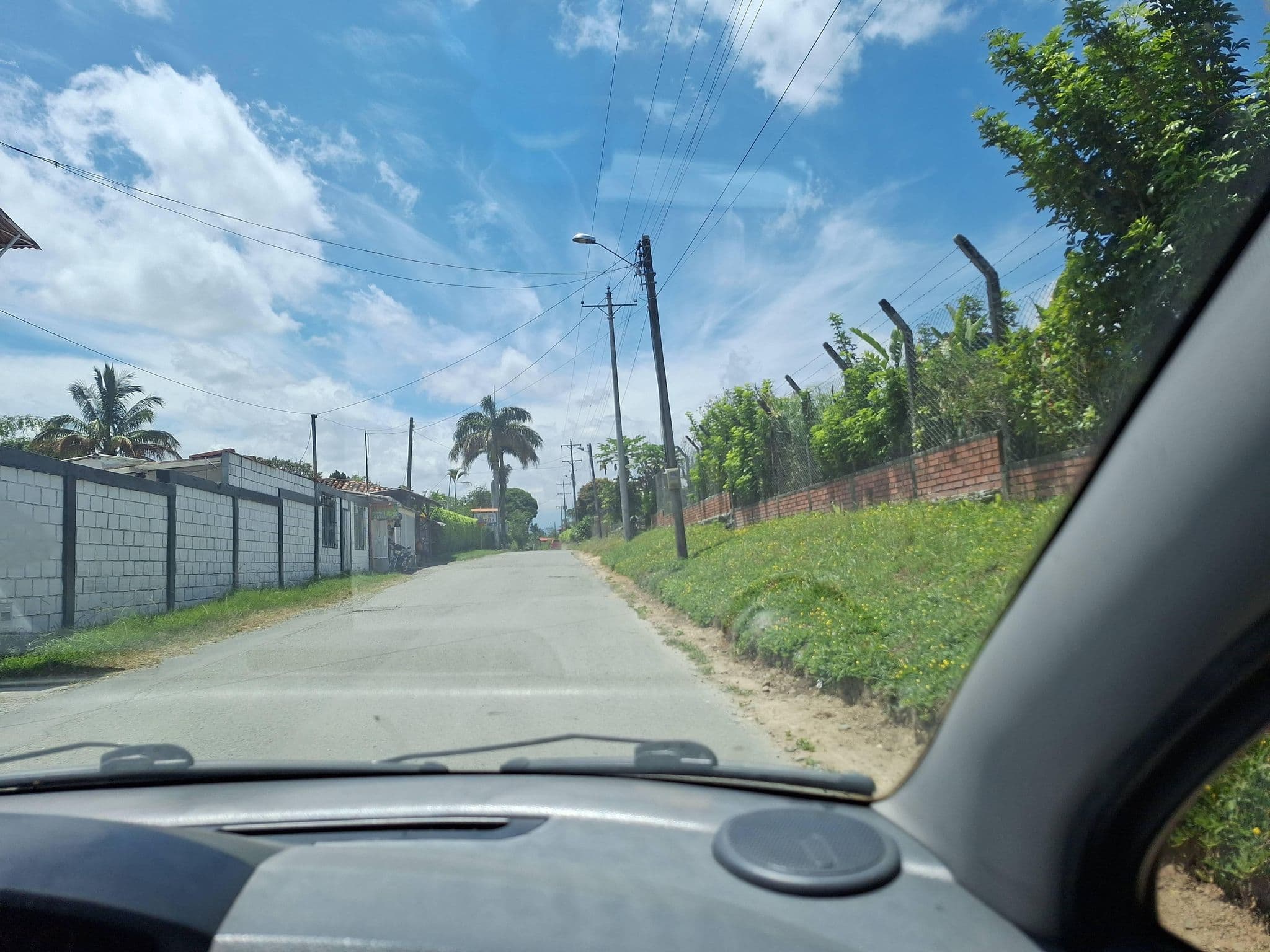 Street view near Hotel Campestre Buganviles, Montenegro — © Mariacamila (CC BY-SA · Mapillary)