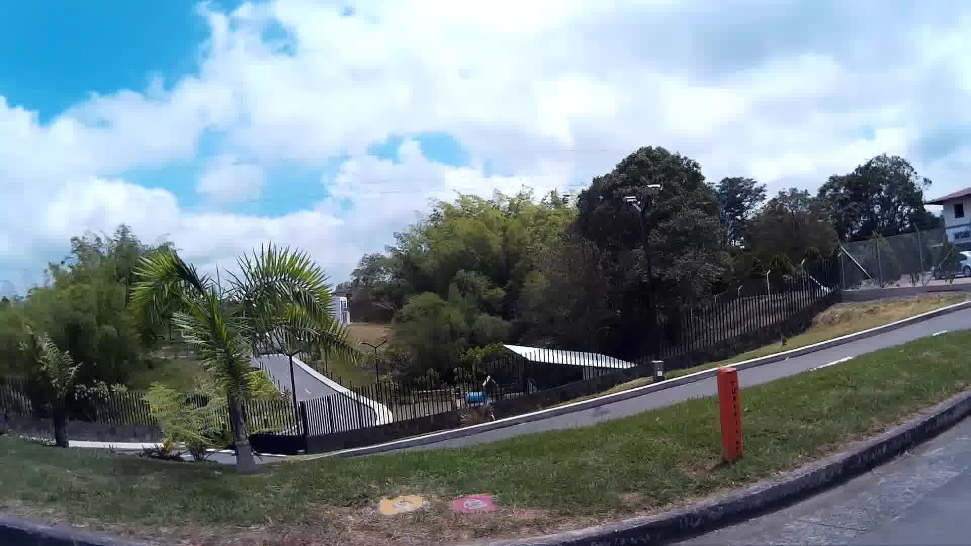 Street view near San Juan de Carolina, Circasia — © humano (CC BY-SA · Mapillary)