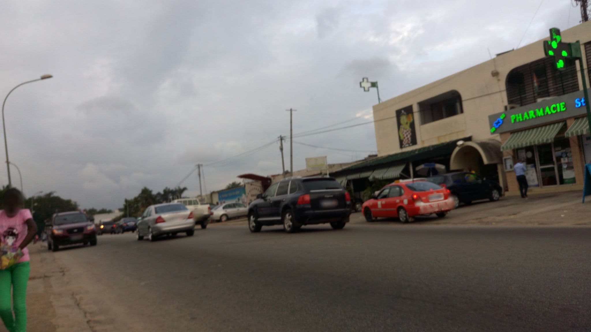 Street view near Restaurant & Hôtel Champagne, Abidjan