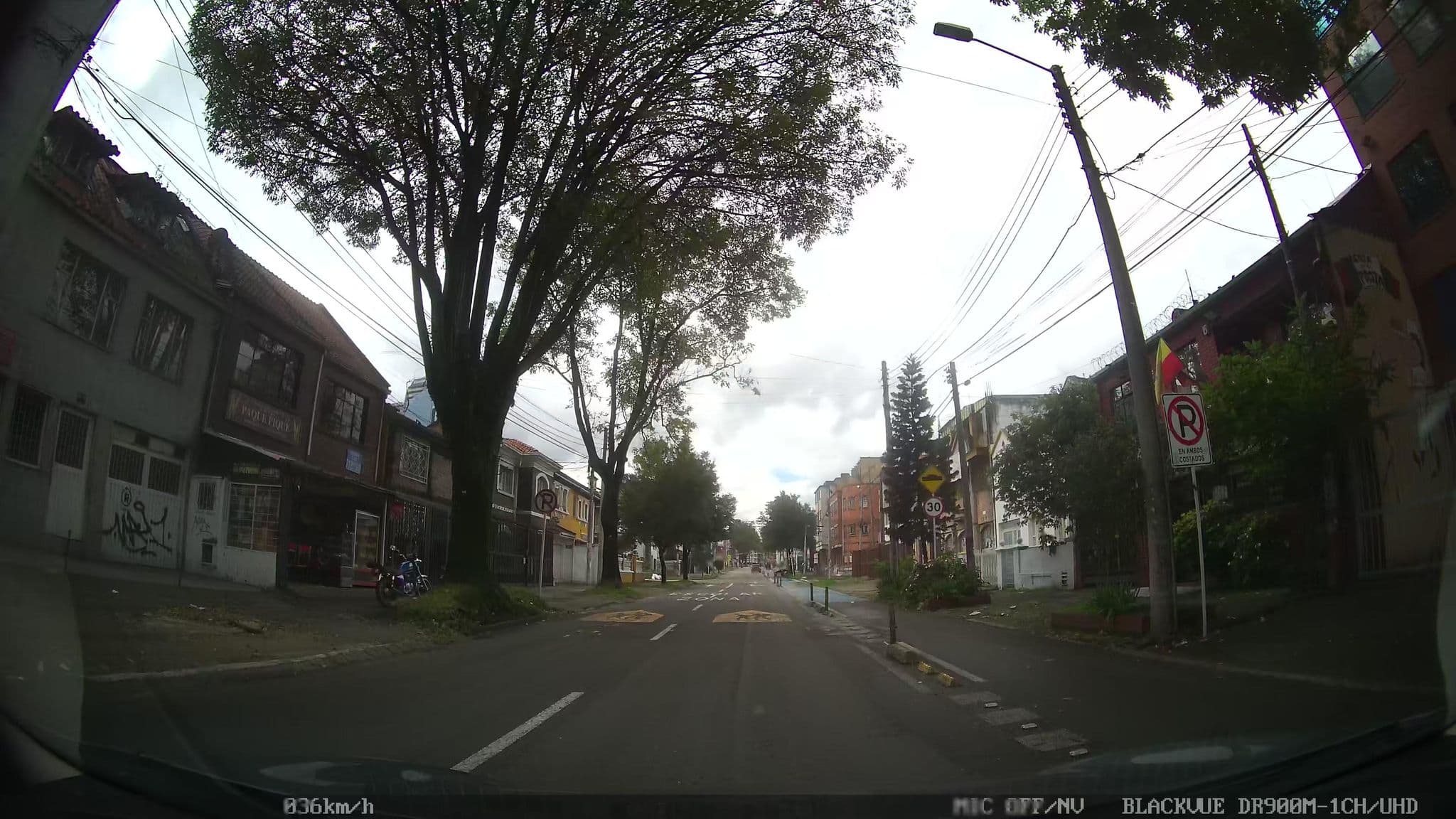 Street view near Al Barril Hotel Restaurante Italiano Y Pizzeria, Bogotá — © kaart_4 (CC BY-SA · Mapillary)