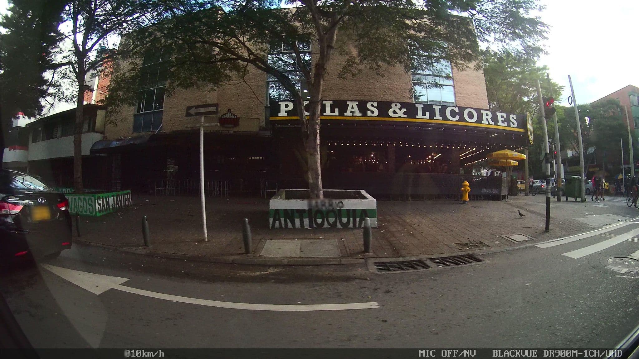 Street view near Hotel Barcelona, Medellín — © kaart_4 (CC BY-SA · Mapillary)