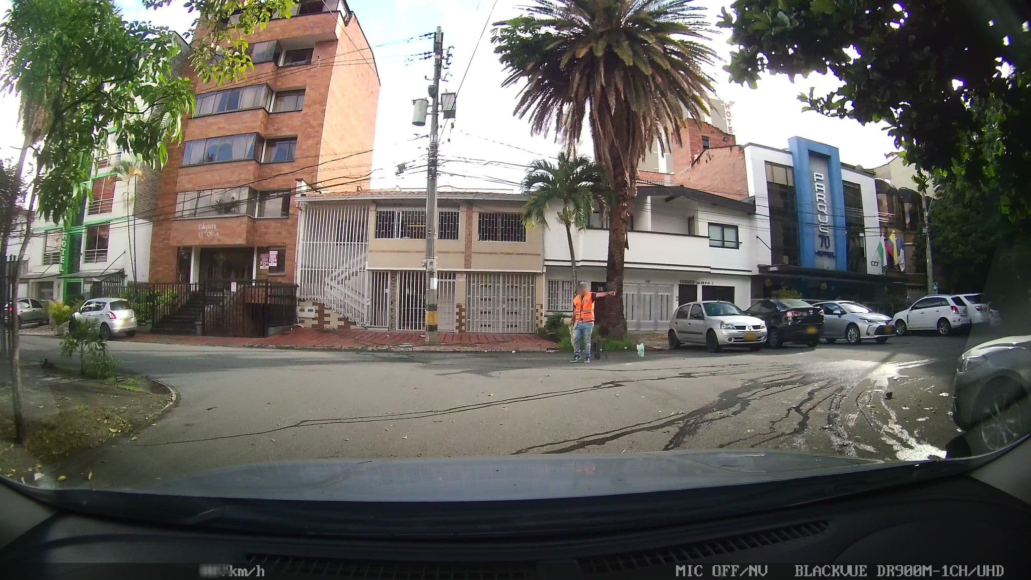 Street view near Hotel Parque 70, Medellín — © kaart_4 (CC BY-SA · Mapillary)
