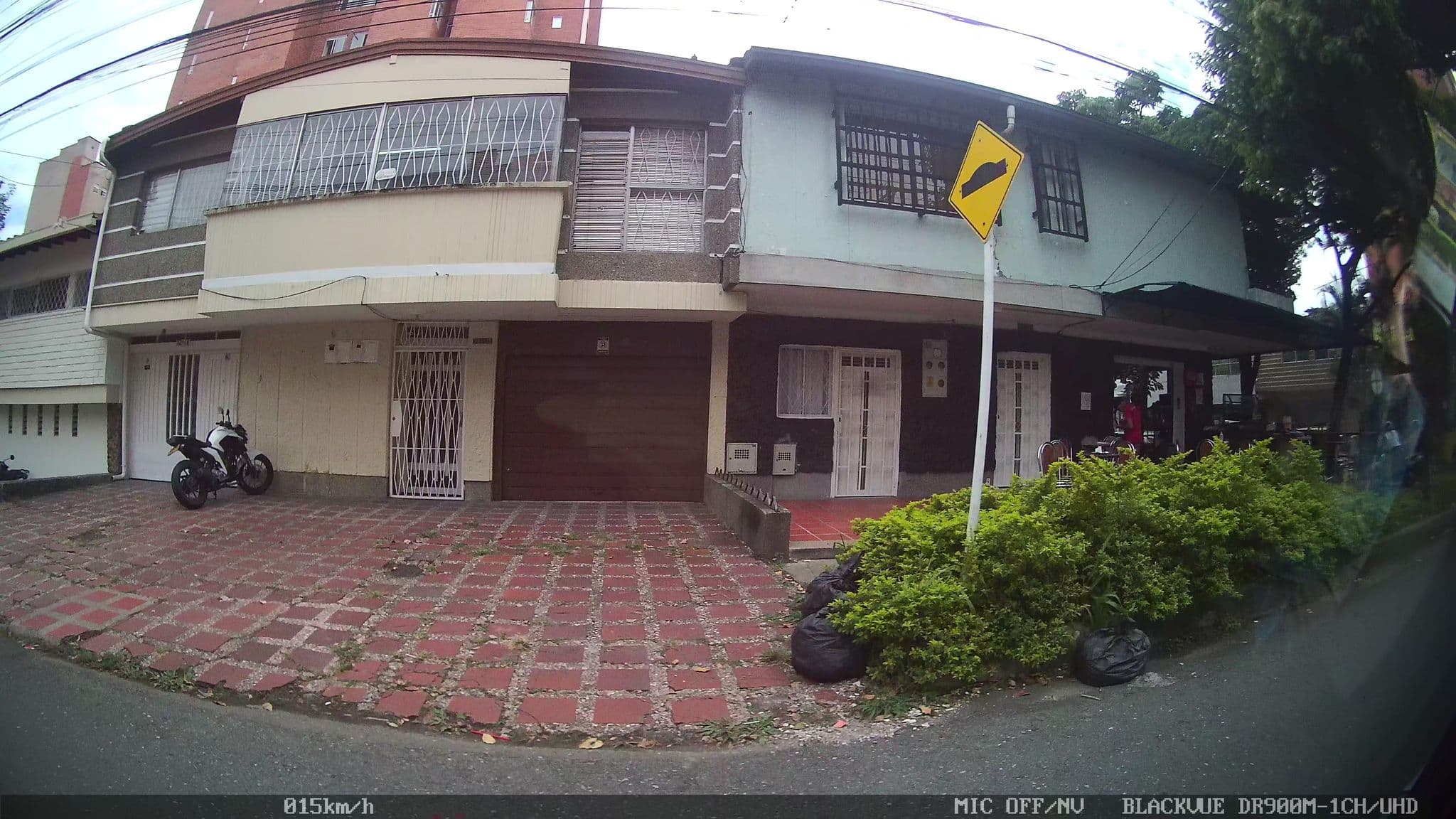 Street view near Jardín de Laureles, Medellín — © kaart_4 (CC BY-SA · Mapillary)