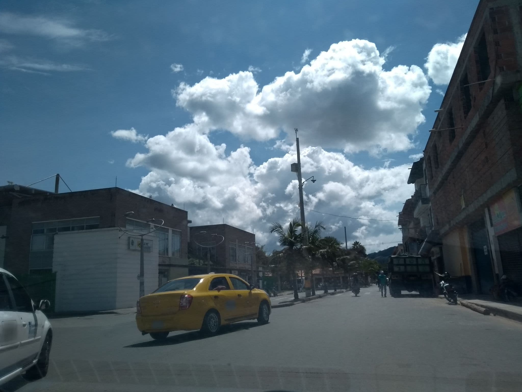 Street view near Hotel El Nogal, La Ceja — © yennyvalencia (CC BY-SA · Mapillary)