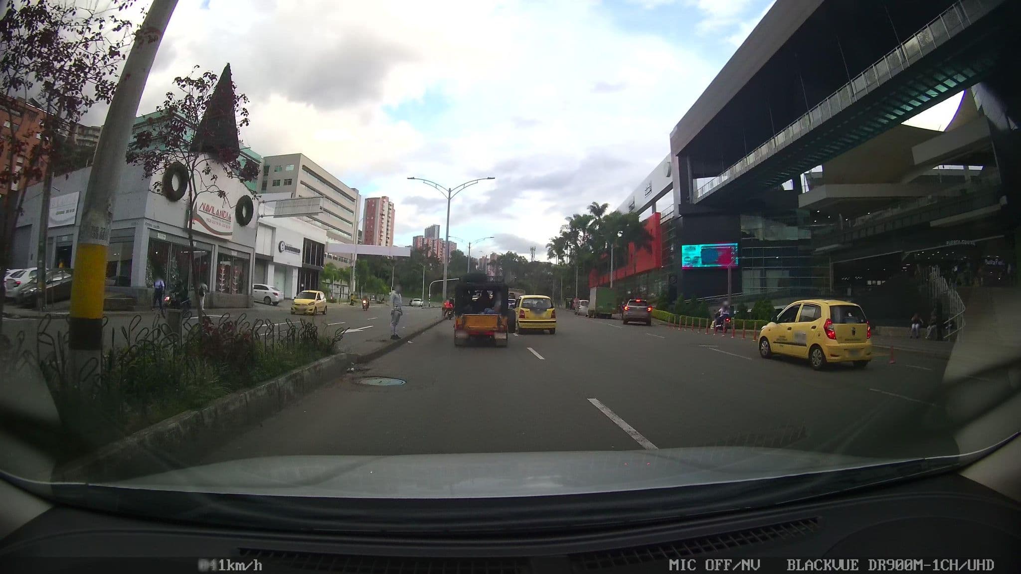 Street view near El Gran Chaparral, Medellín — © kaart_4 (CC BY-SA · Mapillary)