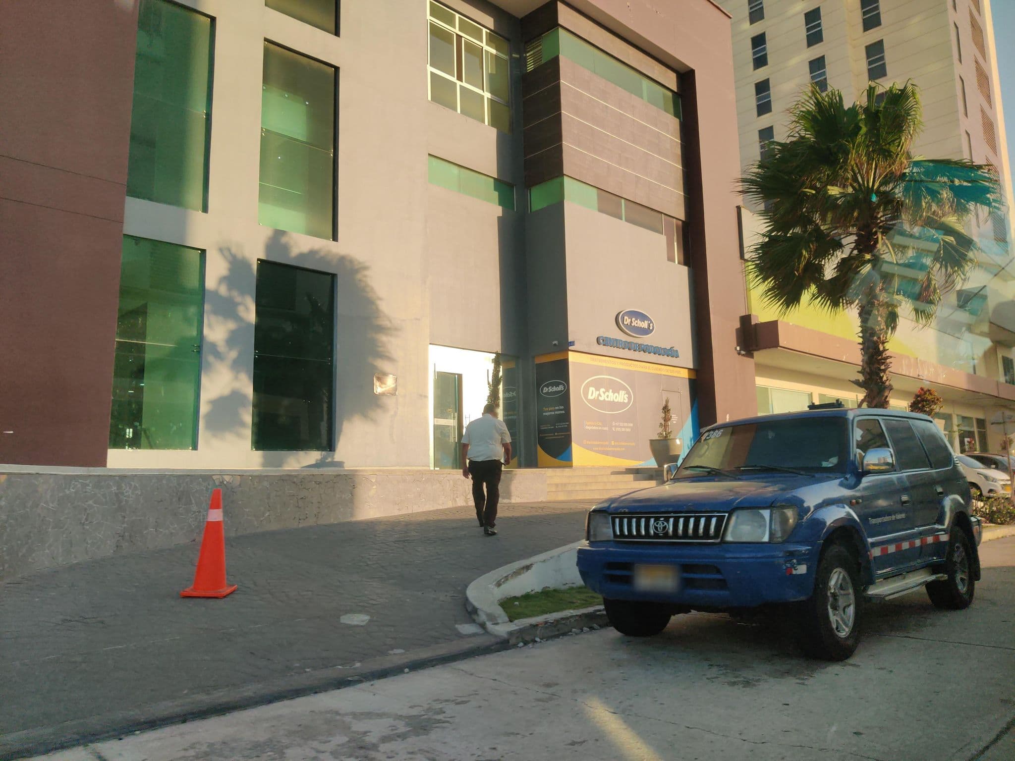 Street view near Salón Paris, Barranquilla — © tumblecow (CC BY-SA · Mapillary)